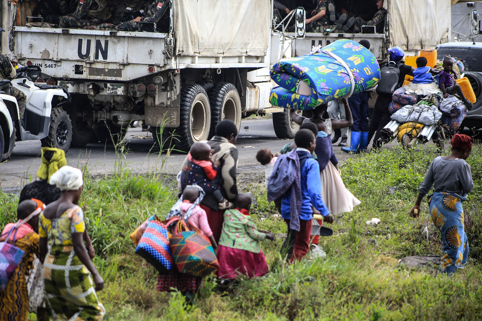 Goma, Nord-Kivu, 27 mai 2021. Cinq jours après l’éruption, des habitants de Goma fuient vers la ville de Sake après l’ordre d’évacuation émis par le gouvernement par crainte d’une nouvelle éruption. © Ley Uwera pour la Fondation Carmignac 