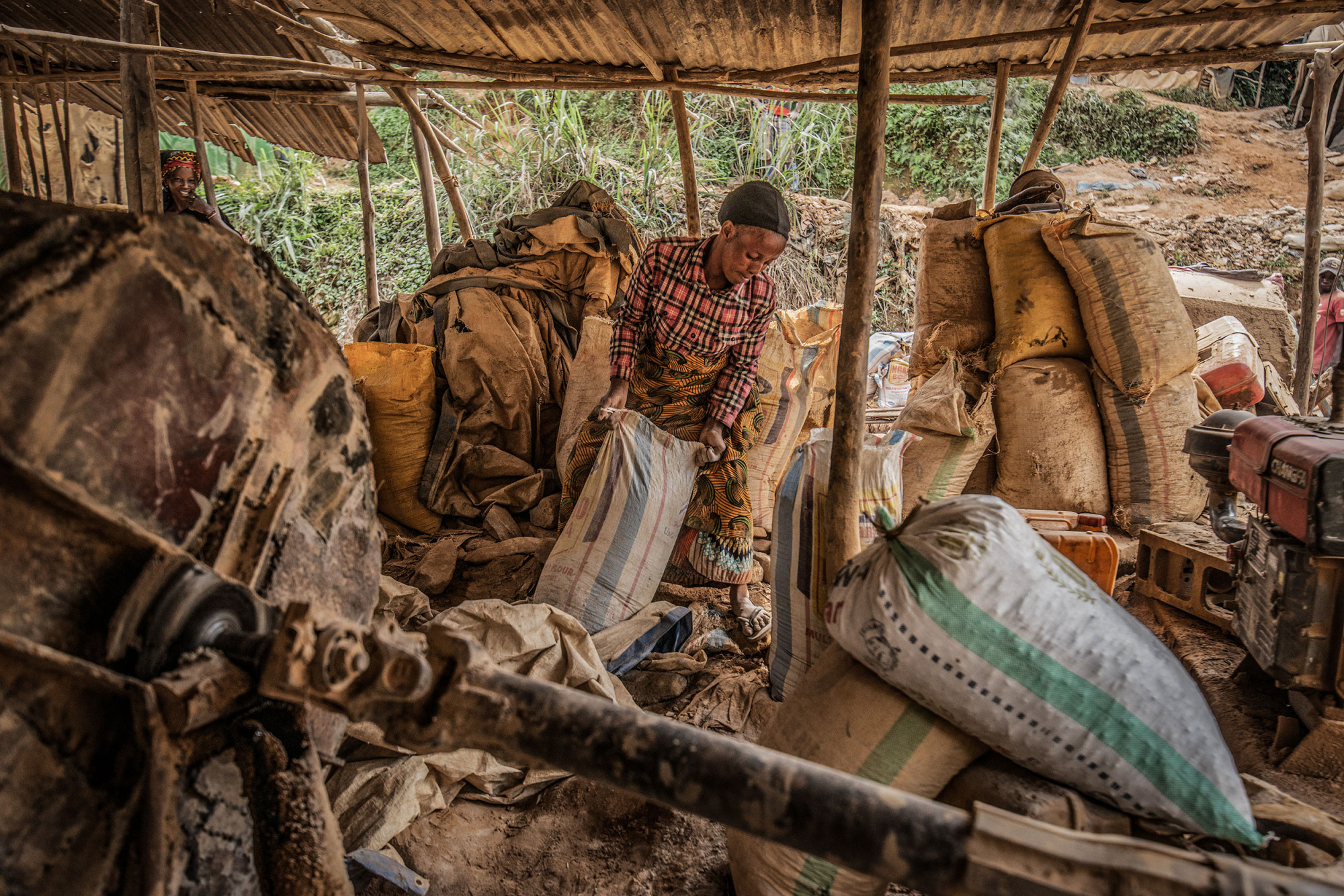 South Kivu Province, March 2021. A woman loads sacks of sand to be filtered for gold particles at a mine called D3 in Kamituga. © Moses Sawasawa for Fondation Carmignac