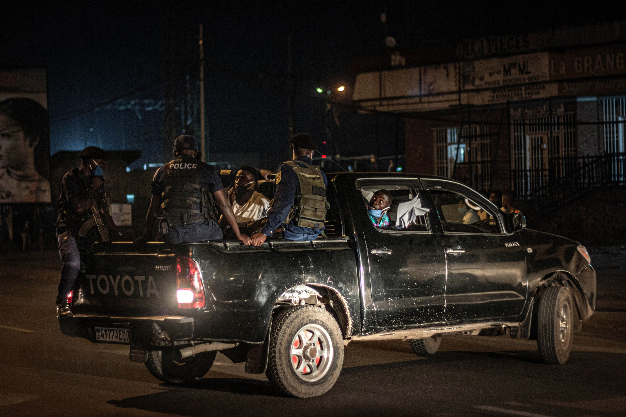 Goma, RDC, 20 mai 2020. Une voiture de police embarque des contrevenants au nouveau couvre-feu imposé pour endiguer la propagation du coronavirus dans la métropole de l’est du Congo. © Guerchom Ndebo pour la Fondation Carmignac