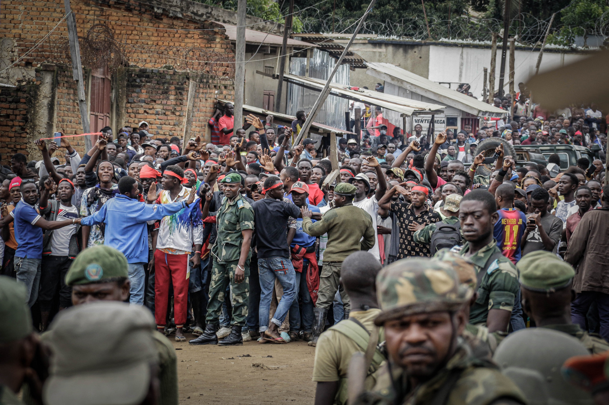 Bunia, RDC, 4 septembre 2020. Des soldats gouvernementaux prennent position devant une foule de jeunes en colère, après l’intrusion d’une centaine de miliciens lourdement armés dans le chef-lieu de l’Ituri. © Dieudonné Dirole pour la Fondation Carmignac