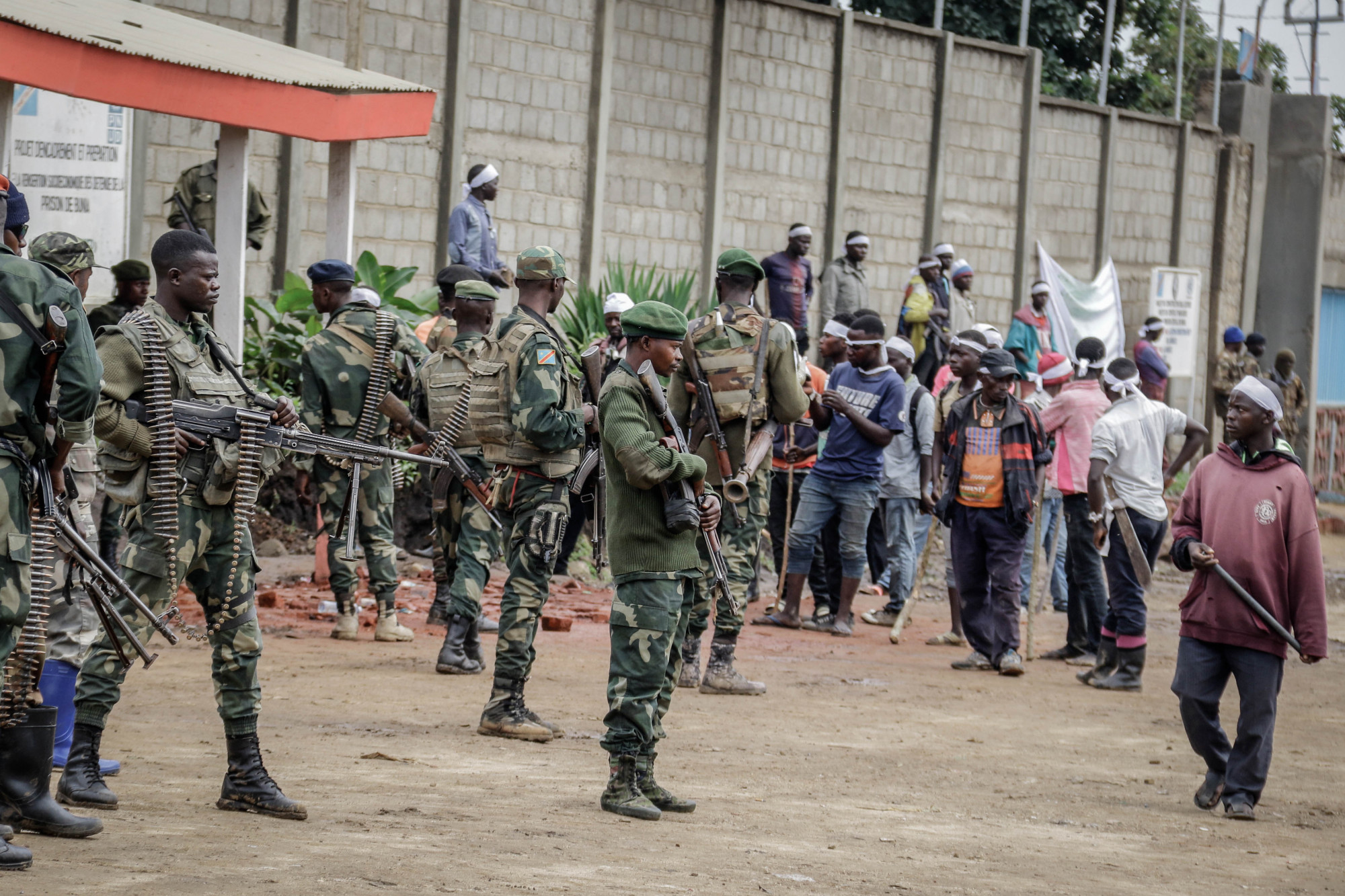 Bunia, DRC, September 4, 2020. Government soldiers take up positions between a crowd of youths angry that 100 heavily armed militiamen were able to enter the eastern Congolese city of Bunia last Friday. © Dieudonné Dirole for Fondation Carmignac