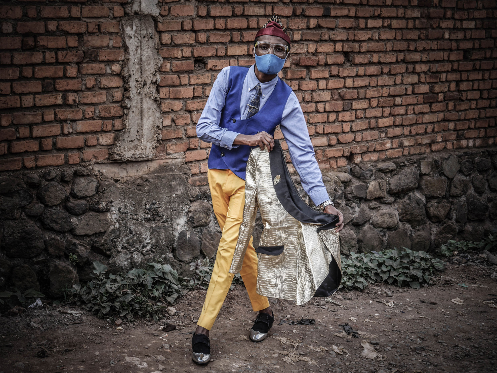 Bukavu, RDC, Août 2020. Des fans de mode affichent leur style dans les rues de la capitale du Sud-Kivu.Placide Mwenewili Wakilongo, 27 ans. Raissa Karama Rwizibuka pour la Fondation Carmignac