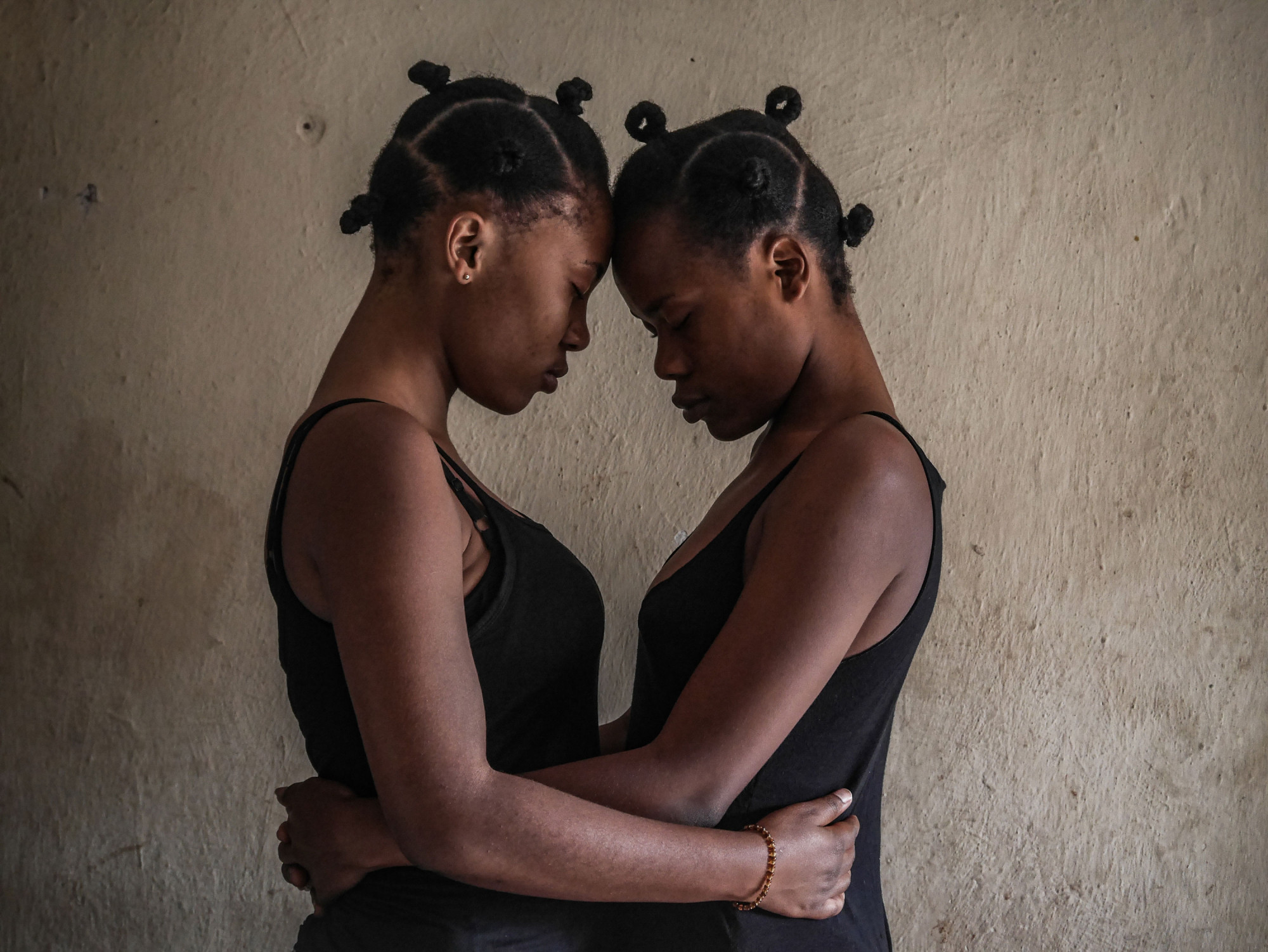 Bukavu, est de la RDC, juillet 2020. Deux jeunes filles portant une coiffure traditionnelle. © Raissa Rwizibuka Karama pour la Fondation Carmignac