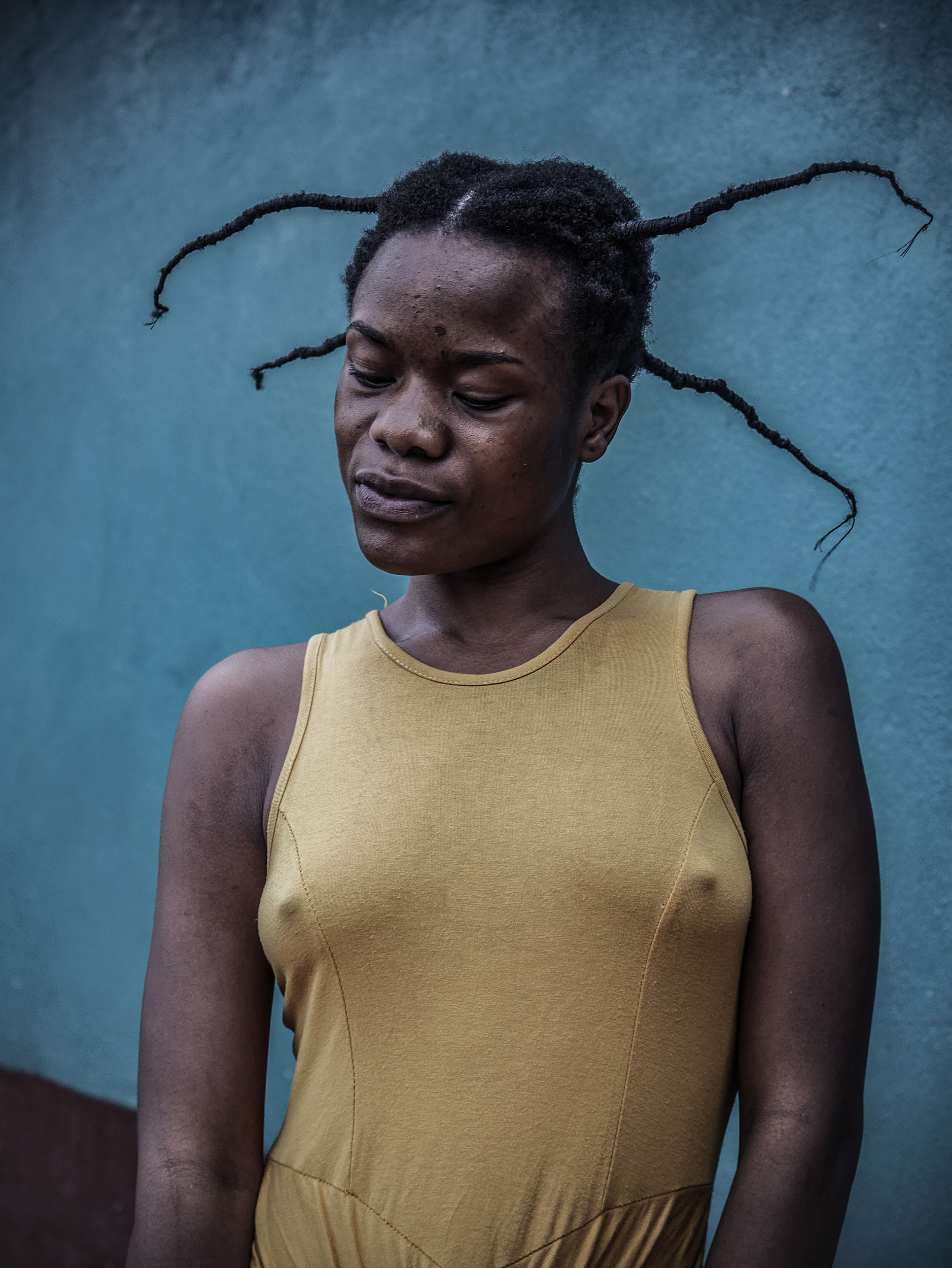 Bukavu, est de la RDC, juillet 2020. Carine Baraka, 22 ans, fait admirer sa coiffure traditionnelle © Raissa Rwizibuka Karama pour la Fondation Carmignac