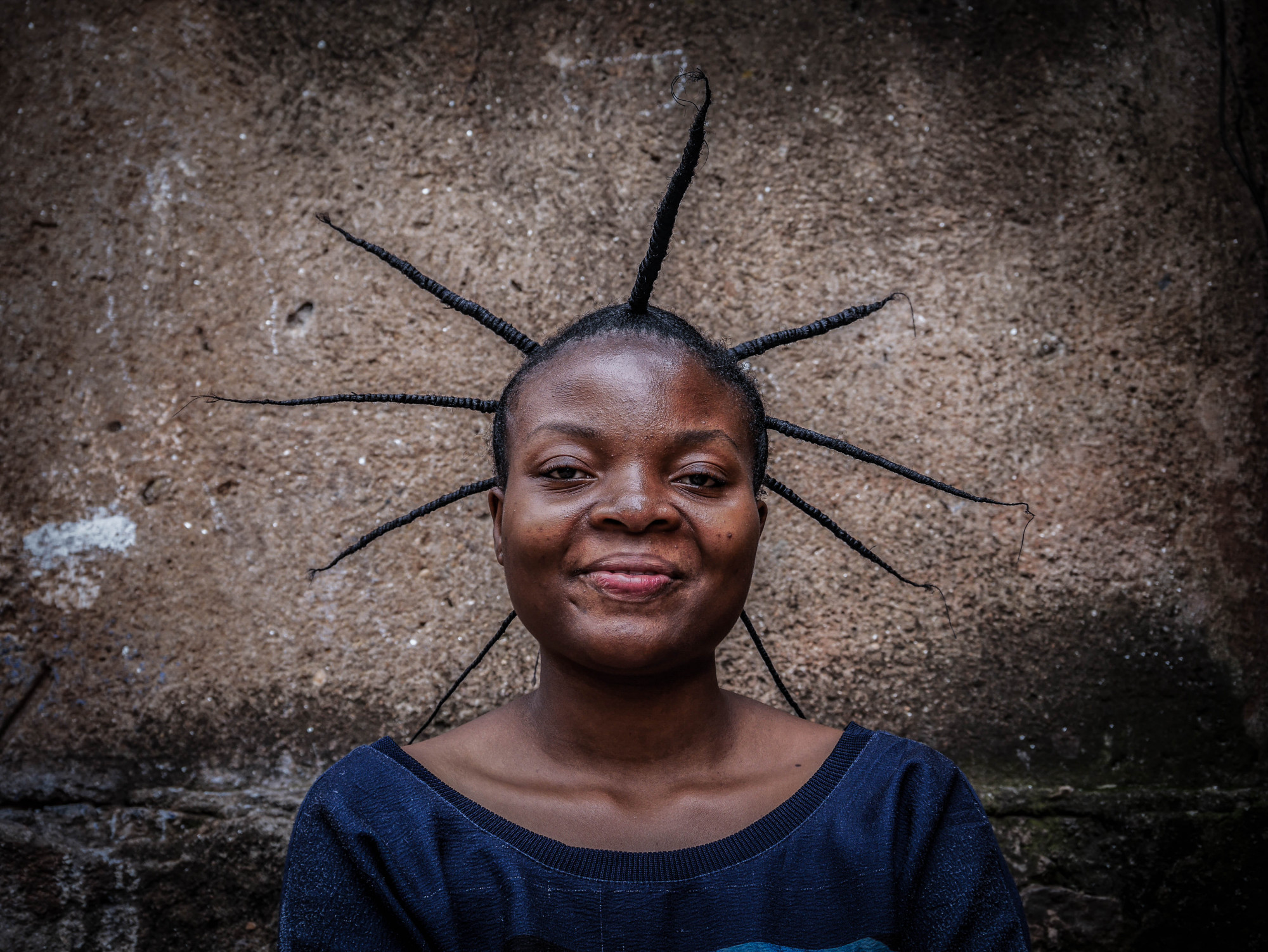 Bukavu, est de la RDC, juillet 2020. Des femmes arborent des coiffures traditionnelles, et se coiffent les unes les autres pendant le confinement. © Raissa Rwizibuka Karama pour la Fondation Carmignac