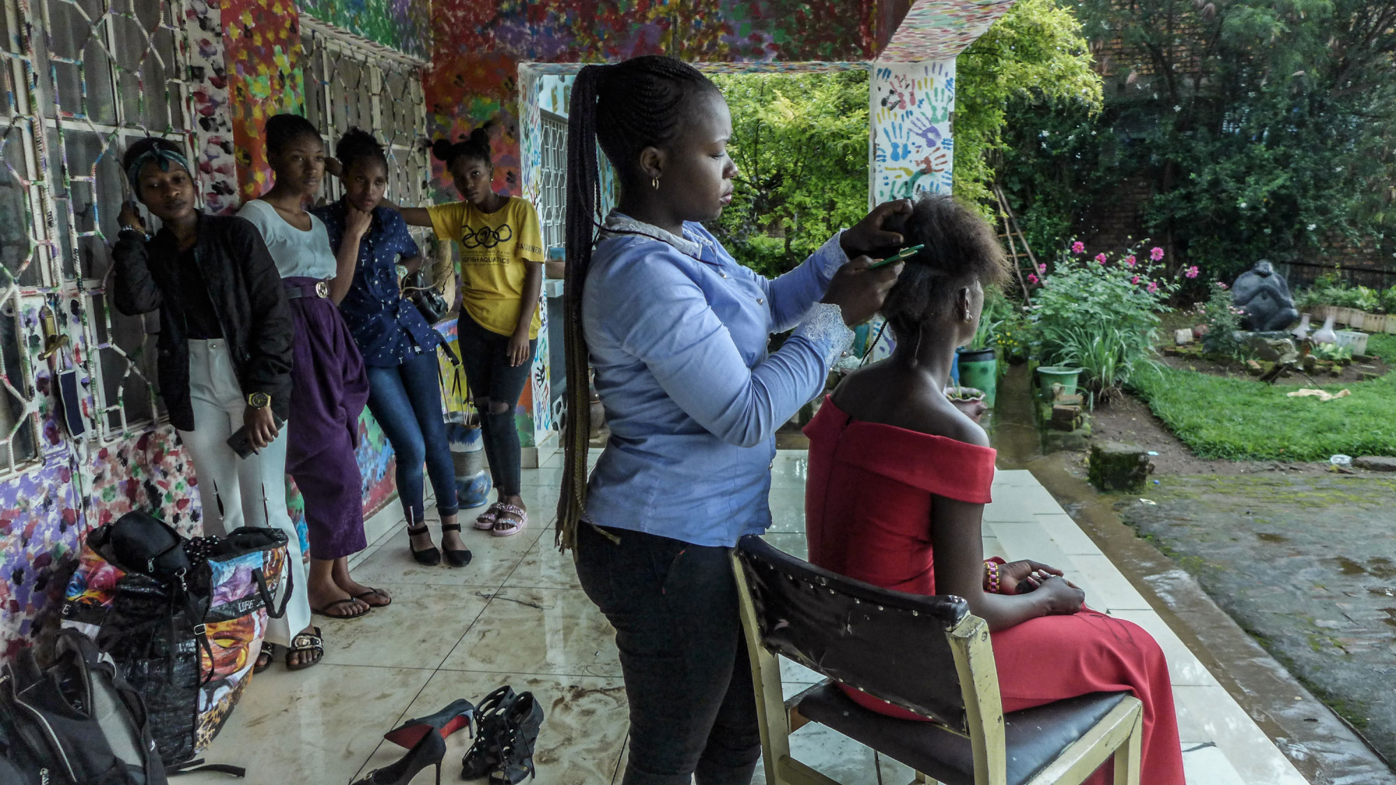 Bukavu, est de la RDC, décembre 2019. Des femmes portant des coiffures traditionnelles. © Raissa Rwizibuka Karama pour la Fondation Carmignac