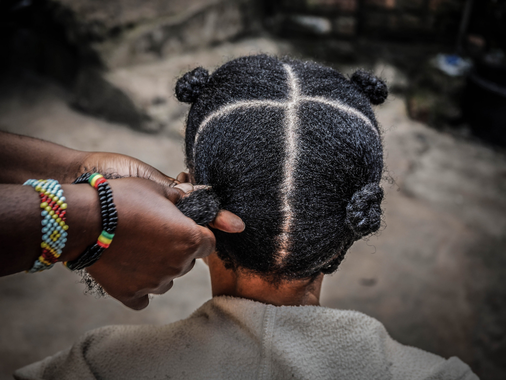 Bukavu, DRC, May 2020. Women wear traditional hairstyles and do each other’s hair in the eastern Congolese city of Bukavu during Coronavirus confinement. © Raissa Rwizibuka Karama for Fondation Carmignac