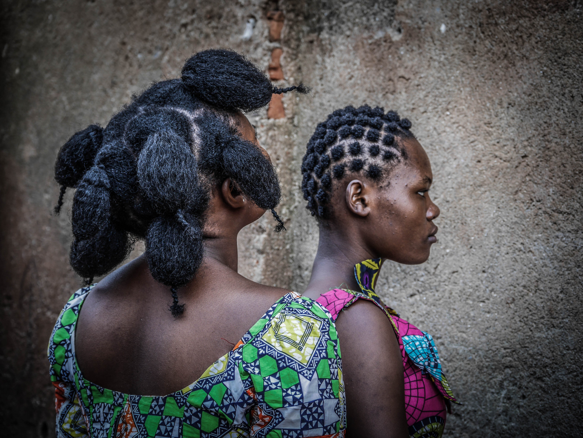 Bukavu, DRC, May 2020. Women wear traditional hairstyles and do each other’s hair in the eastern Congolese city of Bukavu during Coronavirus confinement. © Raissa Rwizibuka Karama for Fondation Carmignac