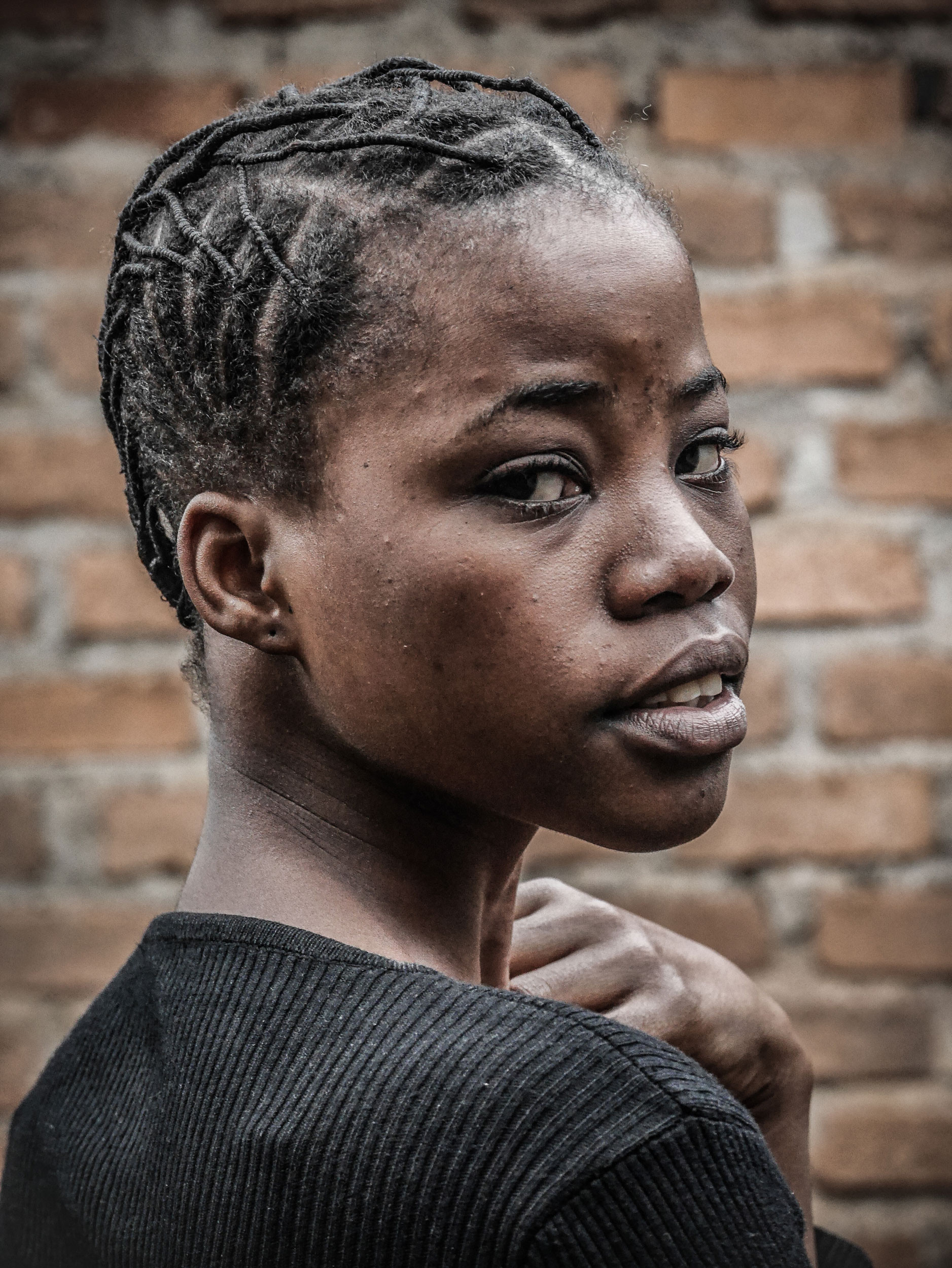 Bukavu, est de la RDC, juillet 2020. Une jeune fille portant une coiffure traditionnelle pendant le confinement. © Raissa Rwizibuka Karama pour la Fondation Carmignac