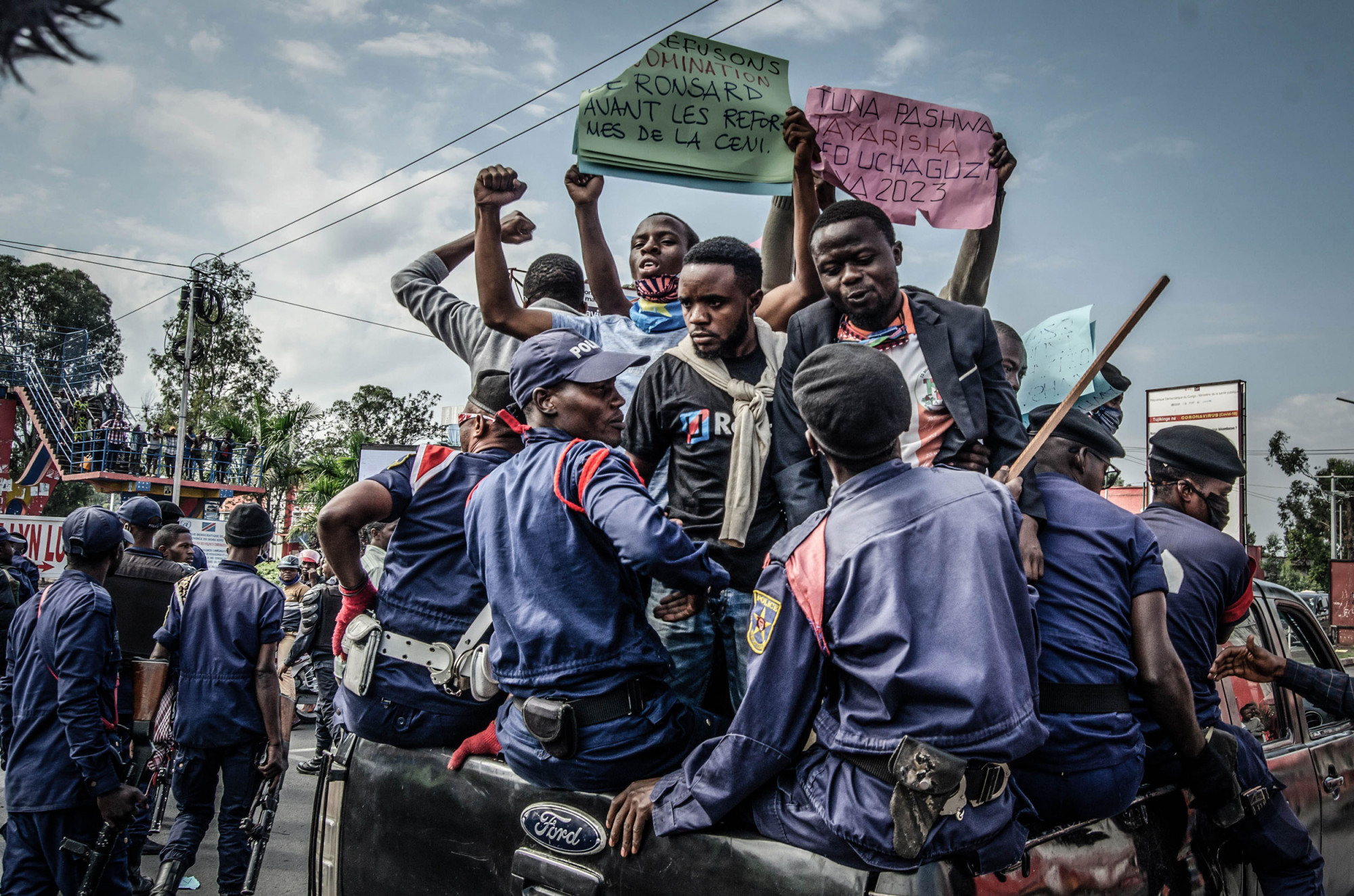 Goma, RDC, 13 juillet 2020. Arrêtés par la police, ces manifestants protestent contre la nomination à la tête de la commission électorale d’un homme accusé d’avoir manipulé des votes à l’avantage de l’ancien président Joseph Kabila. Les autorités congolaises sont critiquées pour avoir réprimé des détracteurs pacifiques, des journalistes et des membres de partis d’opposition, en utilisant le prétexte de l’état d’urgence pandémique pour étouffer les protestations politiques. © Moses Sawasawa pour la Fondation Carmignac