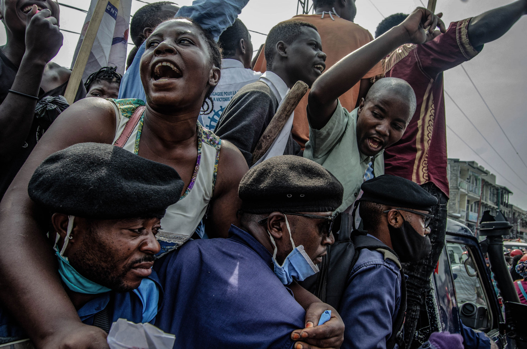 Goma, RDC, 8 juillet 2020. Arrêtés par la police, ces manifestants protestent contre la nomination à la tête de la commission électorale d’un homme accusé d’avoir manipulé des votes à l’avantage de l’ancien président Joseph Kabila. Les autorités congolaises sont critiquées pour avoir réprimé des détracteurs pacifiques, des journalistes et des membres de partis d’opposition, en utilisant le prétexte de l’état d’urgence pandémique pour étouffer les protestations politiques. © Moses Sawasawa pour la Fondation Carmignac 
