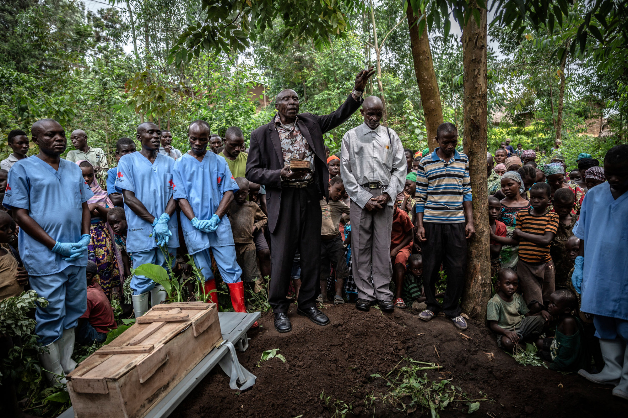 Rutshuru, North Kivu Province, February 2020. Red Cross burial workers and mourners attend the funeral of an 11-month-old girl, who died during the Ebola outbreak. © Finbarr O’Reilly for Fondation Carmignac