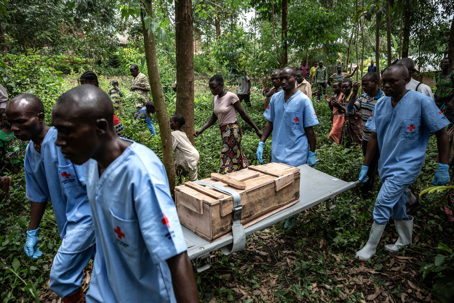 Rutshuru, province du Nord-Kivu, février 2020, Des employés funéraires de la Croix-Rouge portent le corps de l’enfant de 11 mois. © Finbarr O’Reilly pour la Fondation Carmignac