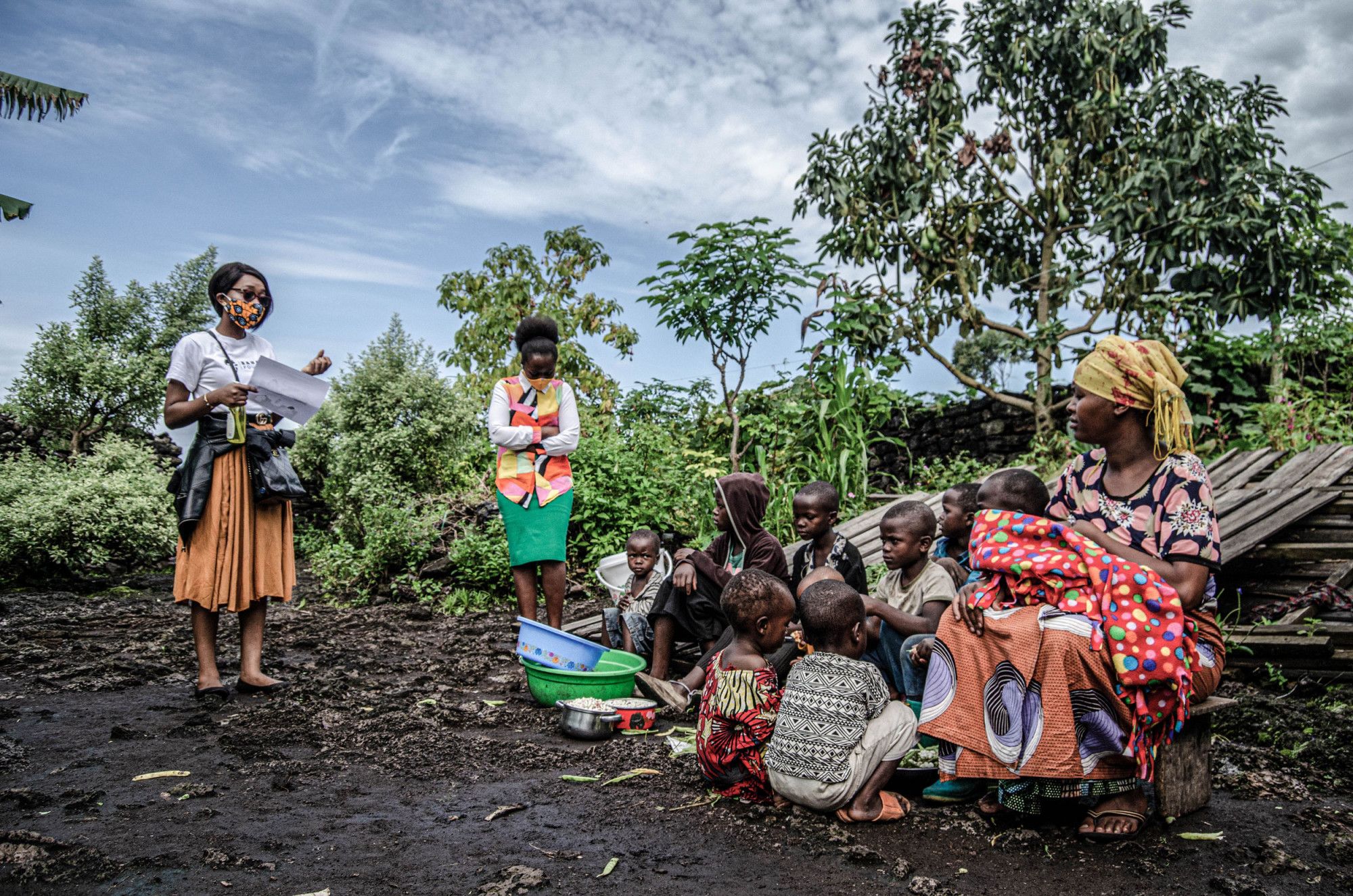 Goma, RDC, mai 2020. Une membre de la Fondation Bahati dispense des informations sur le coronavirus à des habitants du quartier Munigi. © Arlette Bashizi pour la Fondation Carmignac