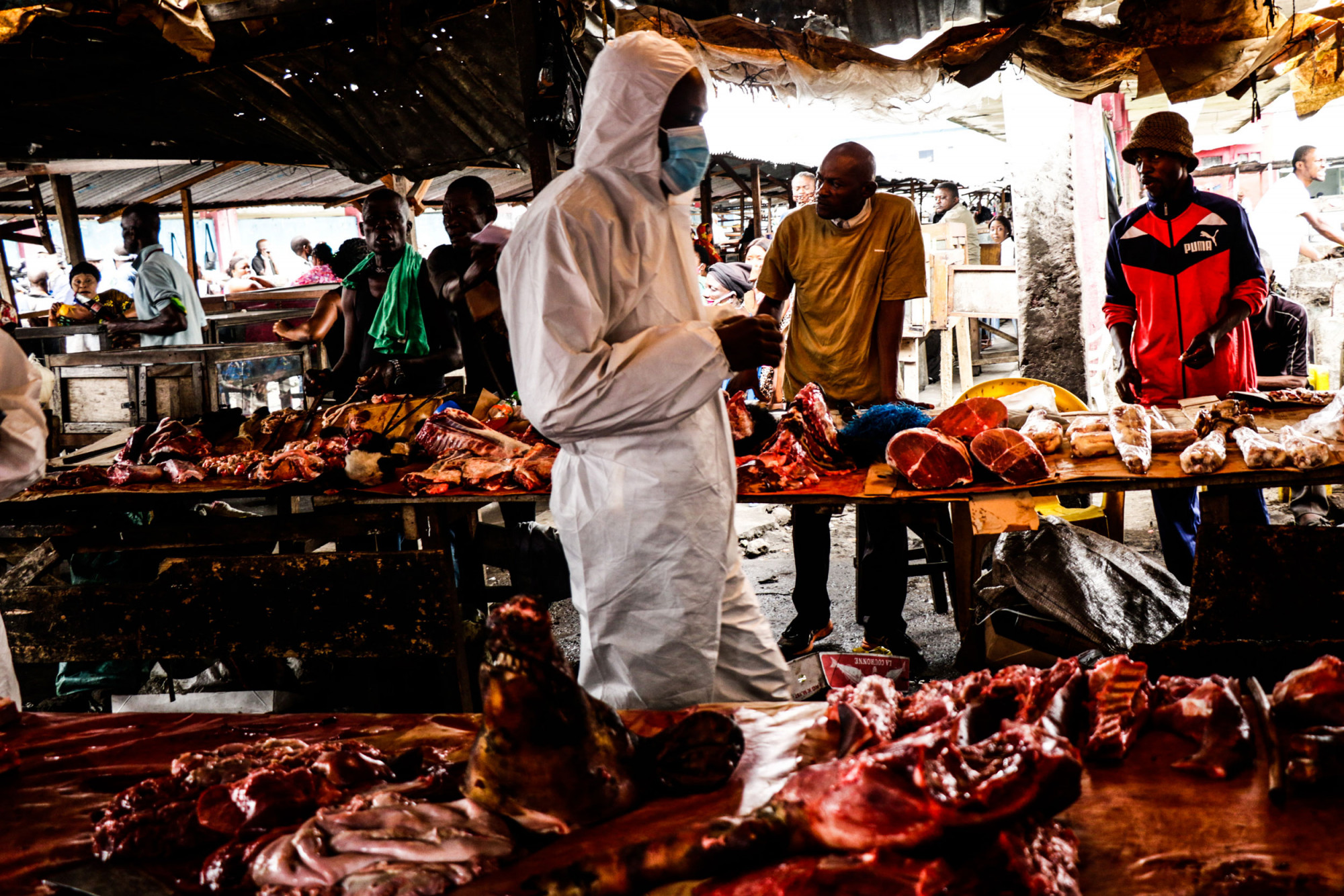 Kinshasa, RDC, mai 2020. Des membres du mouvement citoyen pour la démocratie Filimbi (« sifflet » en swahili) mènent une campagne d’information sur le coronavirus dans un marché de la capitale. © Justin Makangara pour la Fondation Carmignac