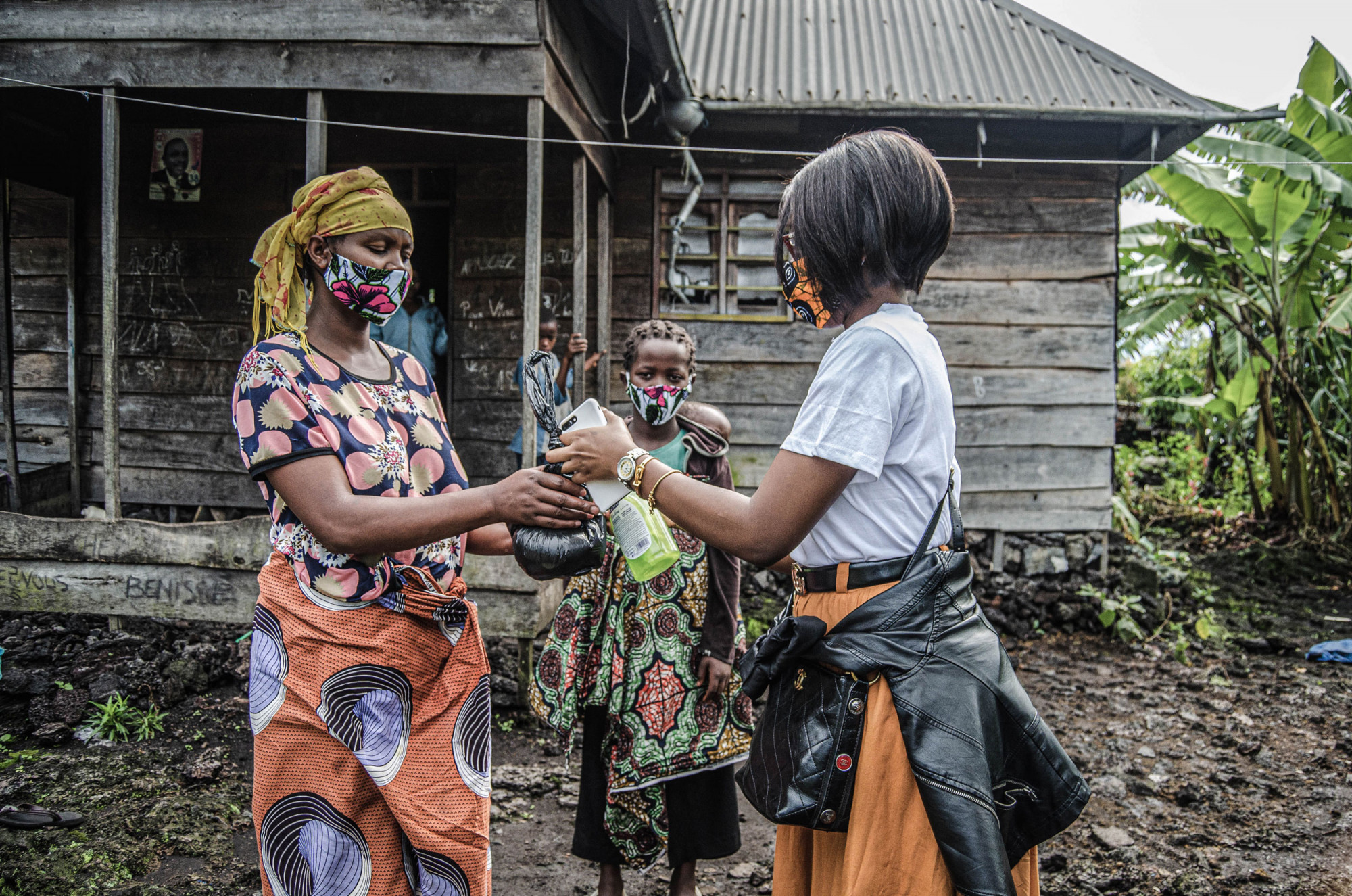 Goma, RDC, mai 2020. Une habitante du quartier Munigi reçoit un masque et des produits sanitaires fournis par la fondation Bahati. © Arlette Bashizi pour la Fondation Carmignac
