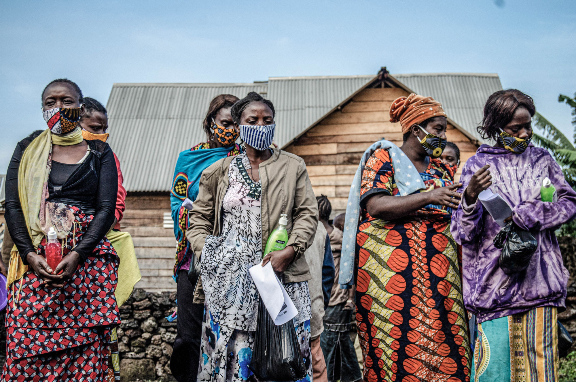 Goma, RDC, mai 2020. Des habitants du quartier Mugunga assistent à une séance d’information sur le coronavirus dispensée par la Fondation Bahati, qui fournit aussi des masques et des produits d’hygiène aux participants. © Arlette Bashizi pour la Fondation Carmignac