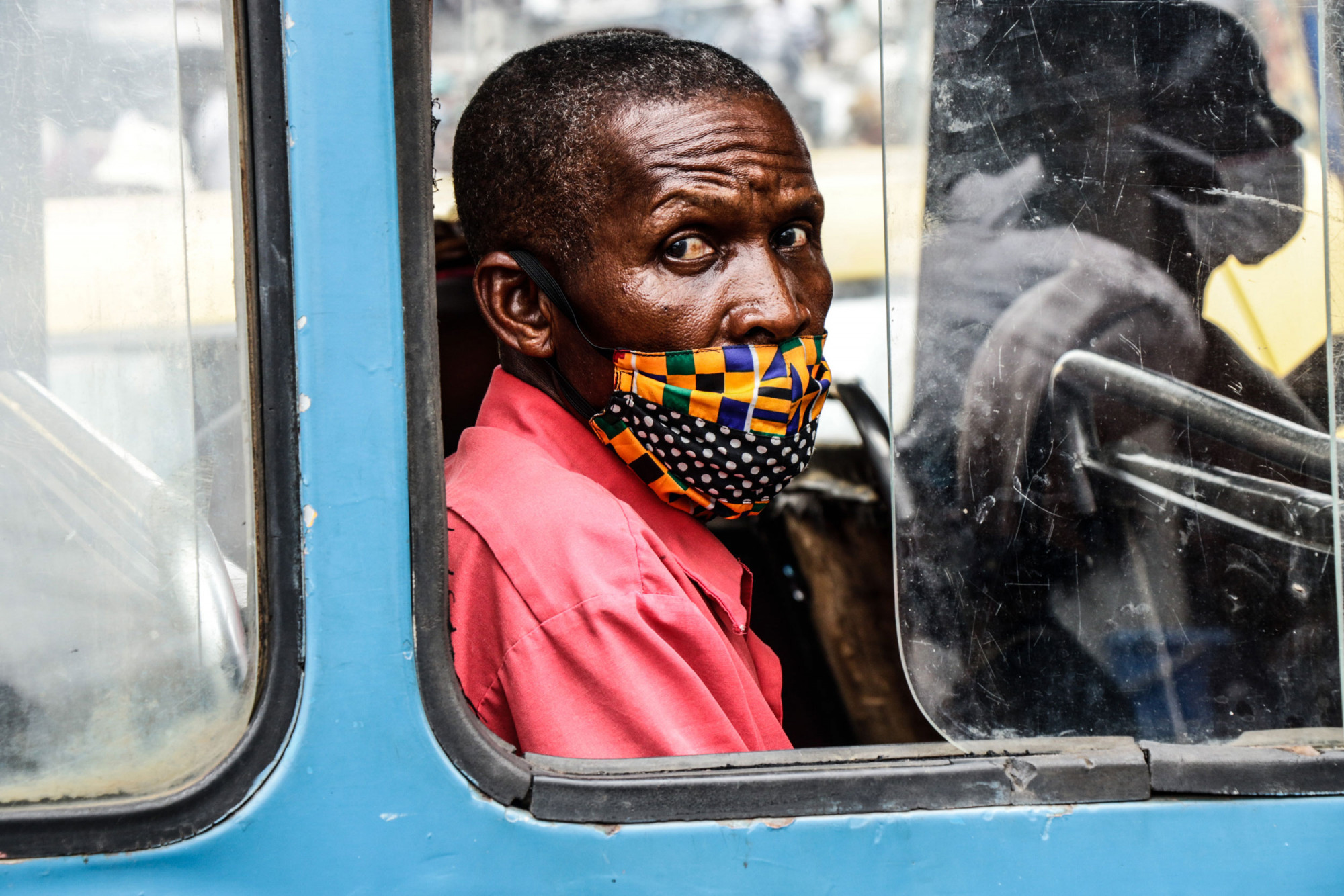 Kinshasa, RDC, mai 2020. Passager d’un taxi collectif, avec masque. © Justin Makangara pour la Fondation Carmignac