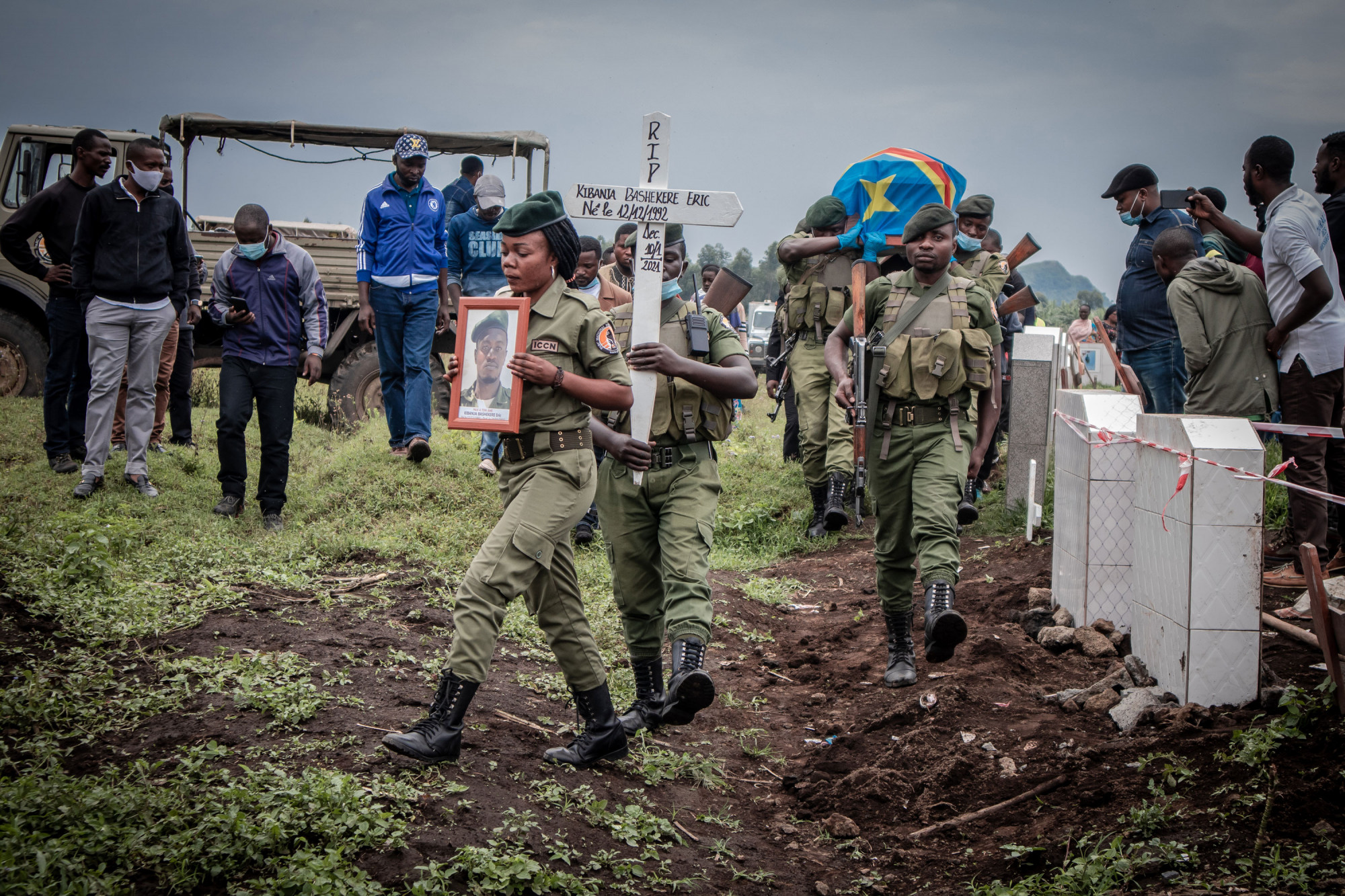 Goma, RDC, janvier 2021. Cérémonie des funérailles d’Éric Kibanja, l’un des six gardes forestiers des Virunga tués dans une embuscade par des hommes armés. © Guerchom Ndebo pour la Fondation Carmignac