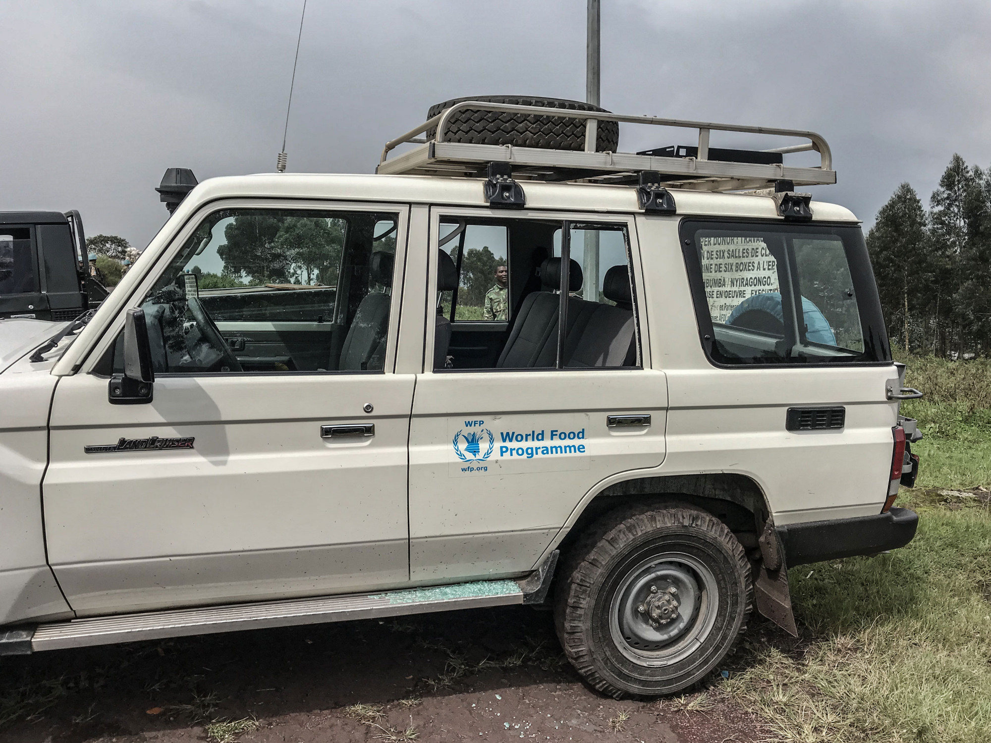 Parc national des Virunga, RDC, 22 février 2021. Les vitres brisées du véhicule dans lequel Luca Attanasio, ambassadeur d’Italie au Congo, circulait lorsqu’il a été tué. © Austere Malivika pour la Fondation Carmignac