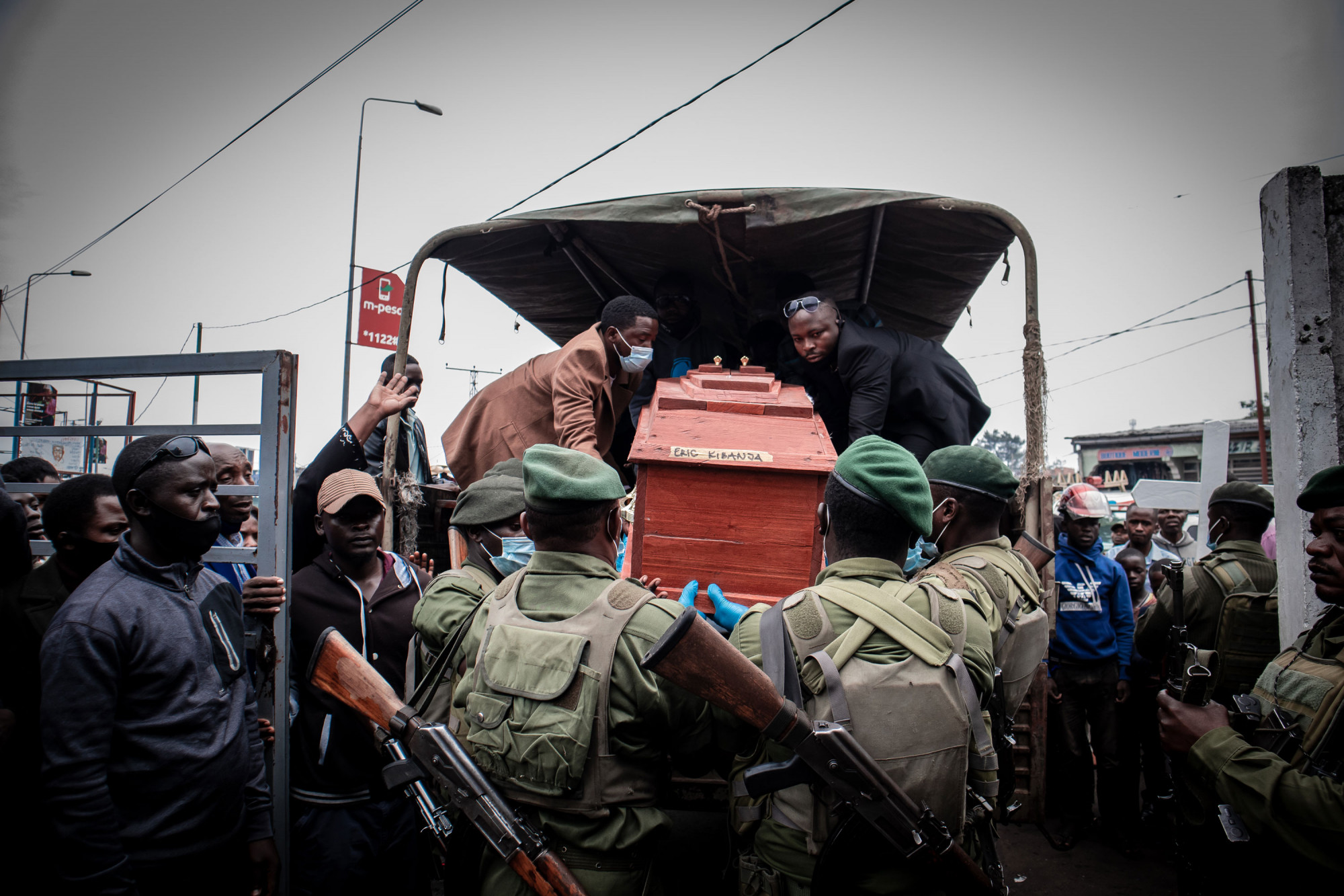 Goma, DRC, January 2021. The casket of Eric Kibanja is transported to the cemetery. © Guerchom Ndebo for Fondation Carmignac