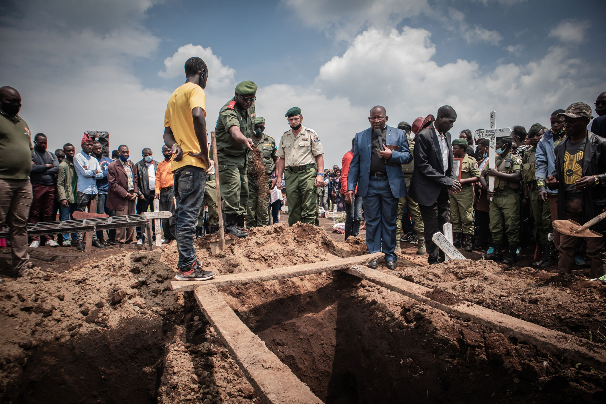 Goma, RDC, janvier 2021. Cérémonie des funérailles d’Éric Kibanja, l’un des six gardes forestiers des Virunga tués dans une embuscade par des hommes armés. Depuis des années, le parc est régulièrement attaqué par des groupes rebelles, des milices, des braconniers et des bûcherons qui ont causé la mort de centaines de gardes forestiers. © Guerchom Ndebo pour la Fondation Carmignac