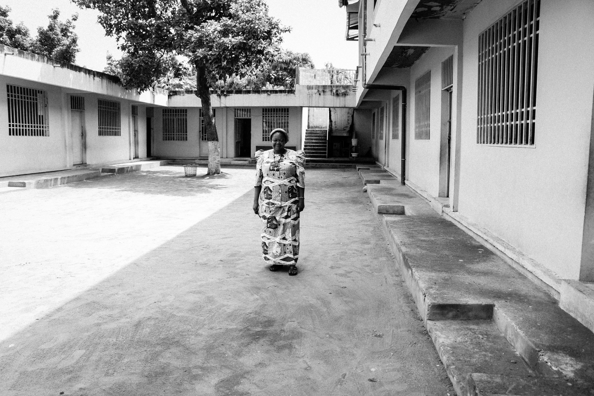 Kinshasa, 19 mars 2020. Sœur Élysee, directrice d’une école de Mont Ngafula, une commune de la capitale du Congo, dans sa cour. © Justin Makangara pour la Fondation Carmignac