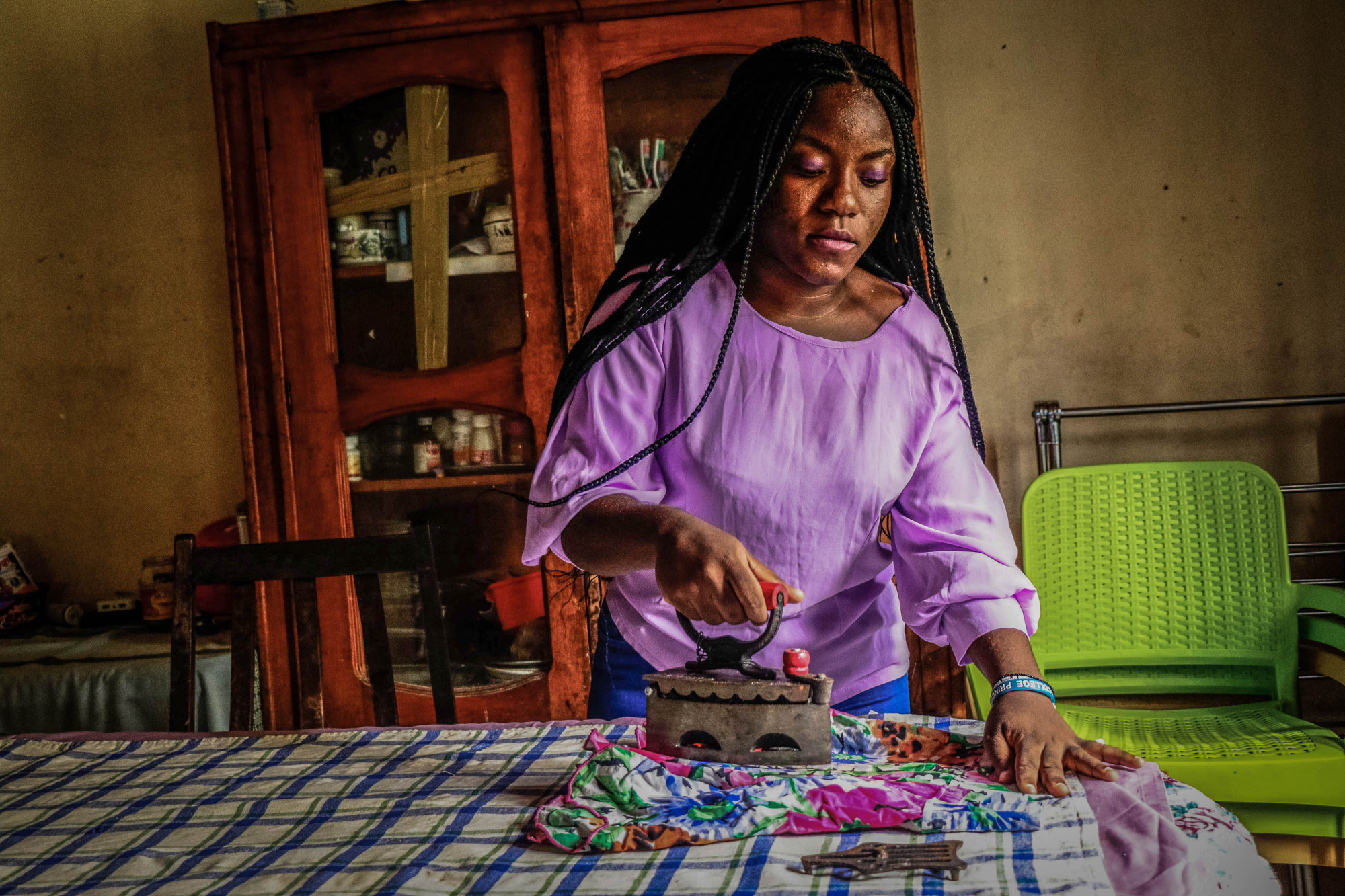 Kinshasa, RDC, mai 2020. Faute d’électricité, la Kinoise Laeticia repasse son linge avec un fer au charbon de bois © Justin Makangara pour la Fondation Carmignac