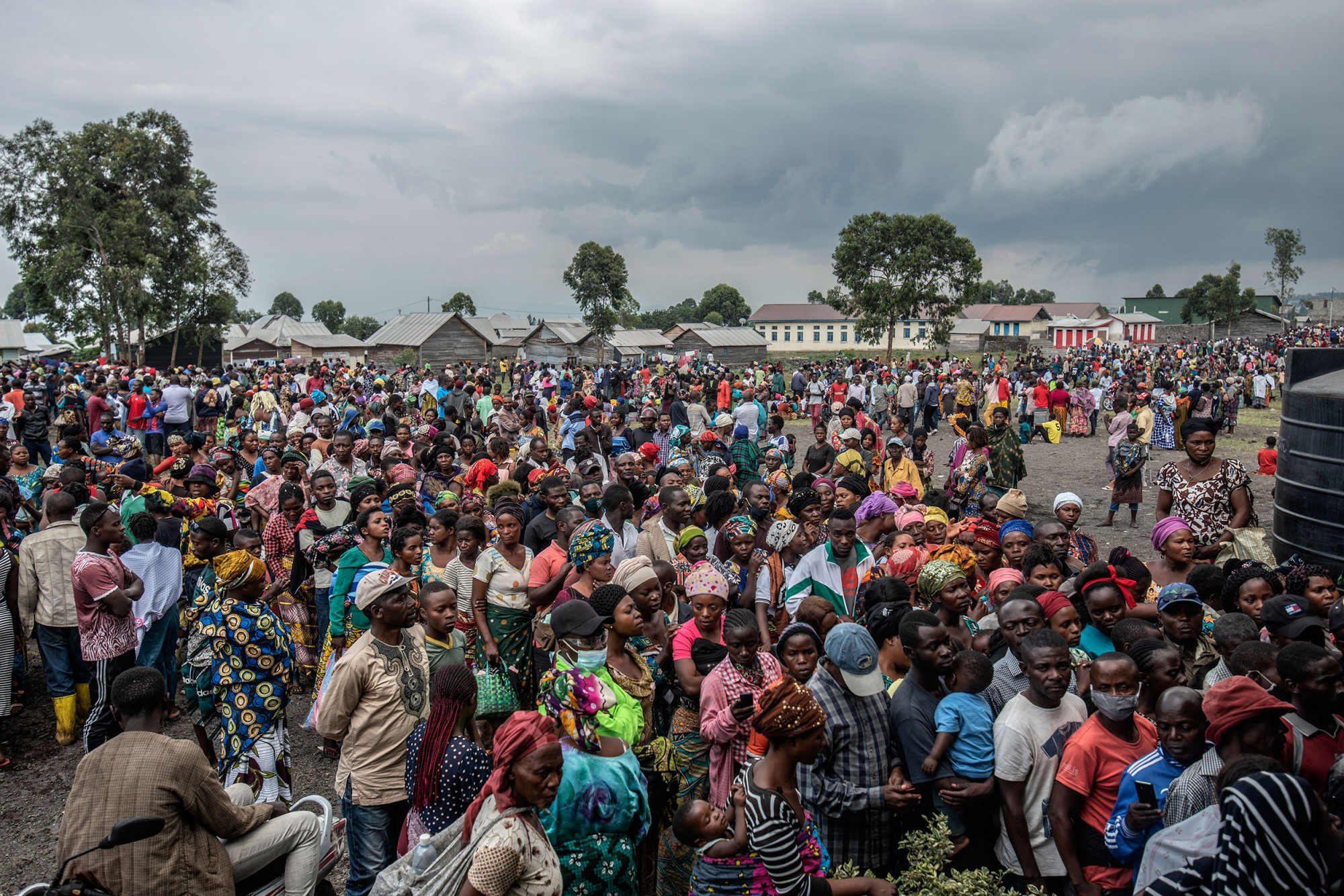 Munigi, Nord-Kivu, mai 2021. Des populations déplacées par l’éruption se rassemblent pour recevoir des secours dans la banlieue nord de Goma. © Moses Sawasawa pour la Fondation Carmignac
