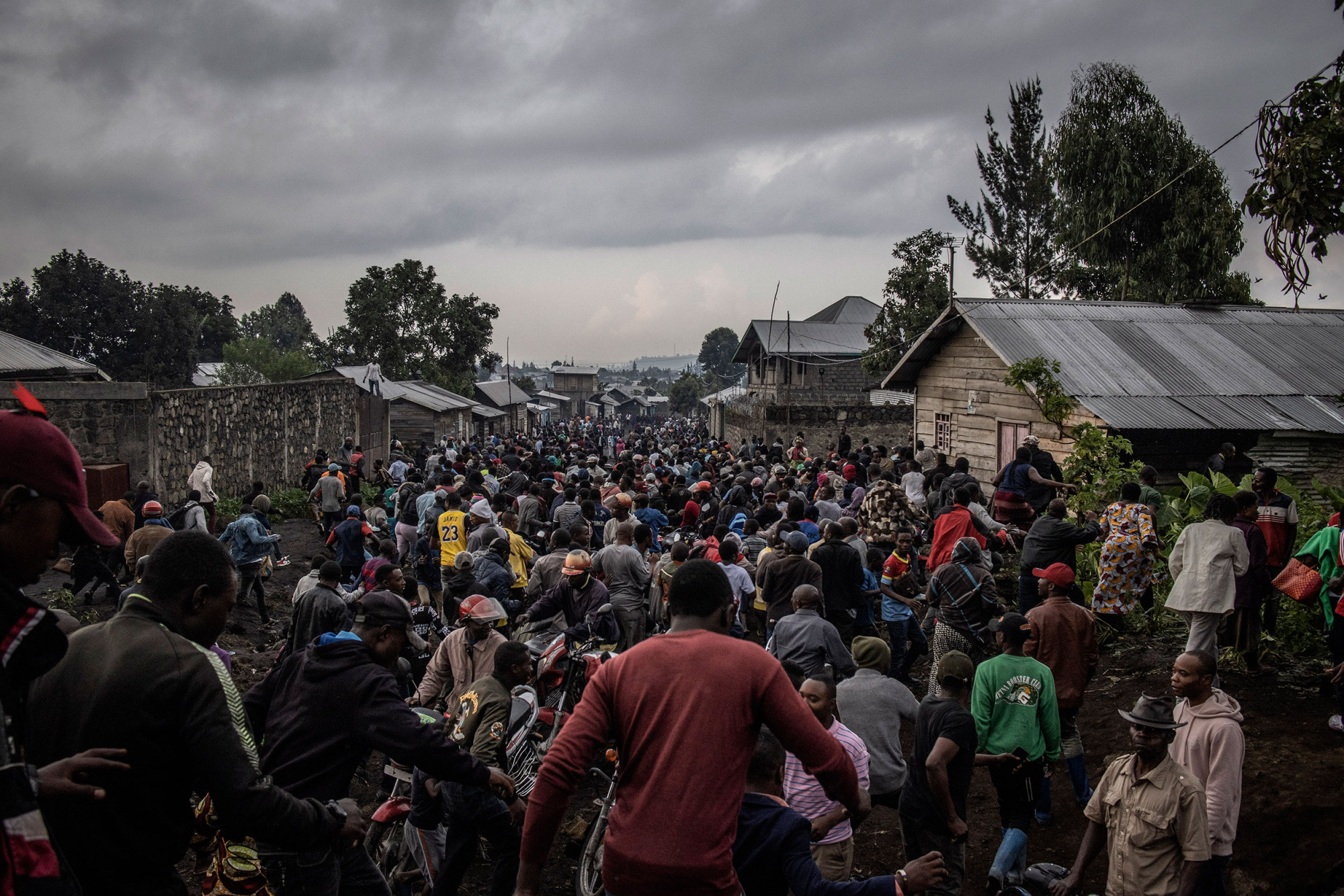 Goma, Nord-Kivu, 23 mai 2021. La panique s’empare de la foule après qu’une réplique a frappé la banlieue de Buhene, au lendemain de l’éruption. © Finbarr O’Reilly pour la Fondation Carmignac 