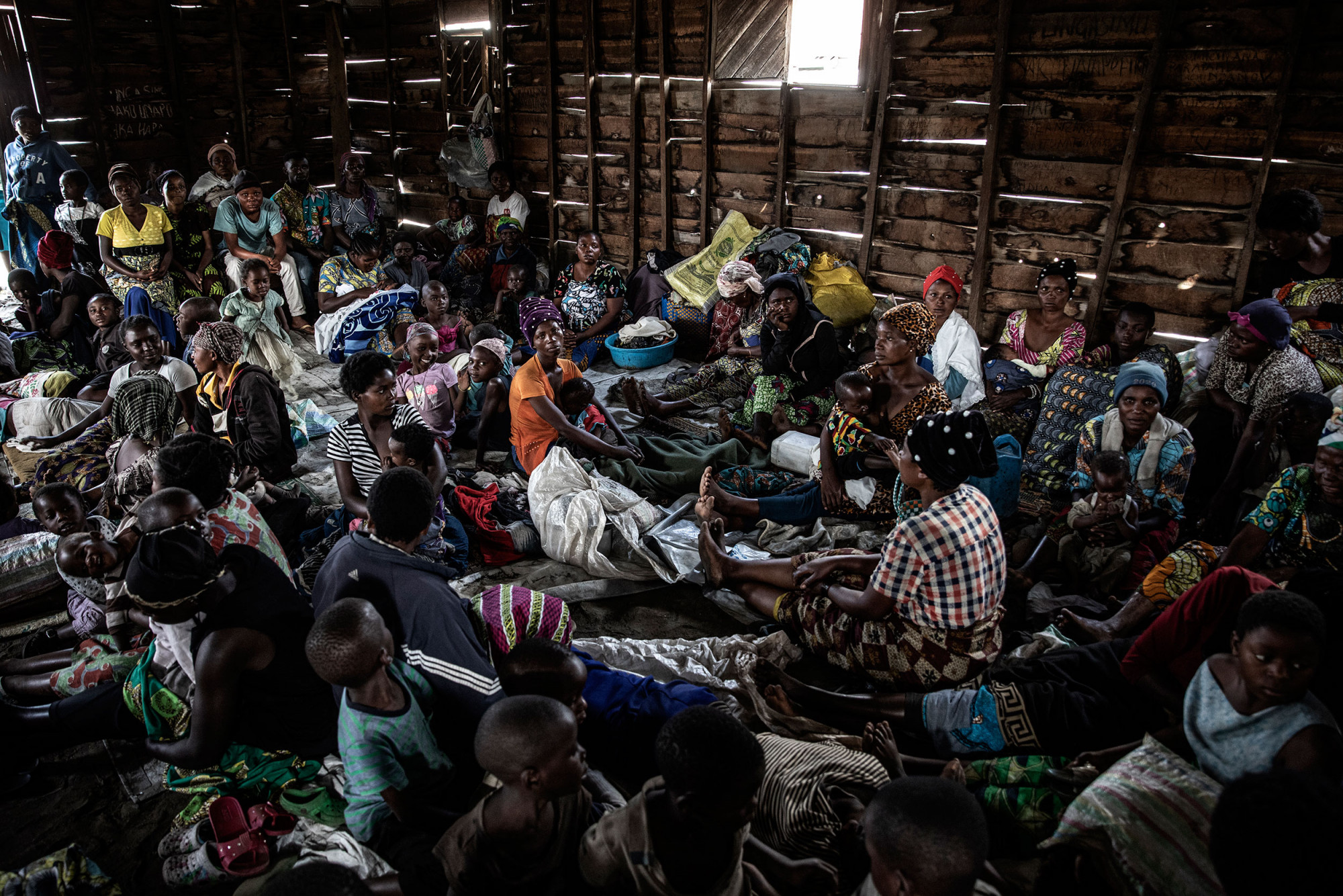 Sake, Nord-Kivu, 2 juin 2021. Des femmes et des enfants sont réfugiés dans une église de cette petite ville, onze jours après l’éruption qui a entraîné l’évacuation de la plus grande partie de Goma, à 20 km, tué 32 personnes et fait 20 000 sans-abris. Des centaines de milliers d’habitants ont été déplacés, et un demi-million d’entre eux n’a plus eu accès à l’eau potable, le réservoir principal de la ville et ses conduites ayant été endommagées. © Finbarr O’Reilly pour la Fondation Carmignac