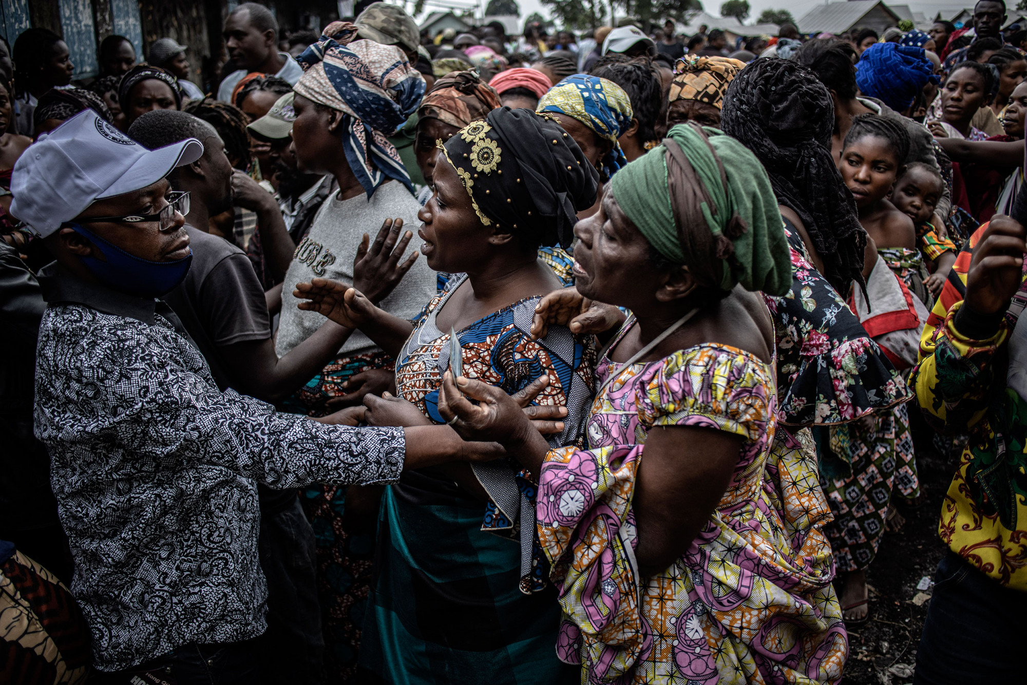 Munigi, Nord-Kivu, mai 2021. Des populations déplacées par l’éruption se rassemblent pour recevoir des secours dans la banlieue nord de Goma. © Finbarr O’Reilly pour la Fondation Carmignac 