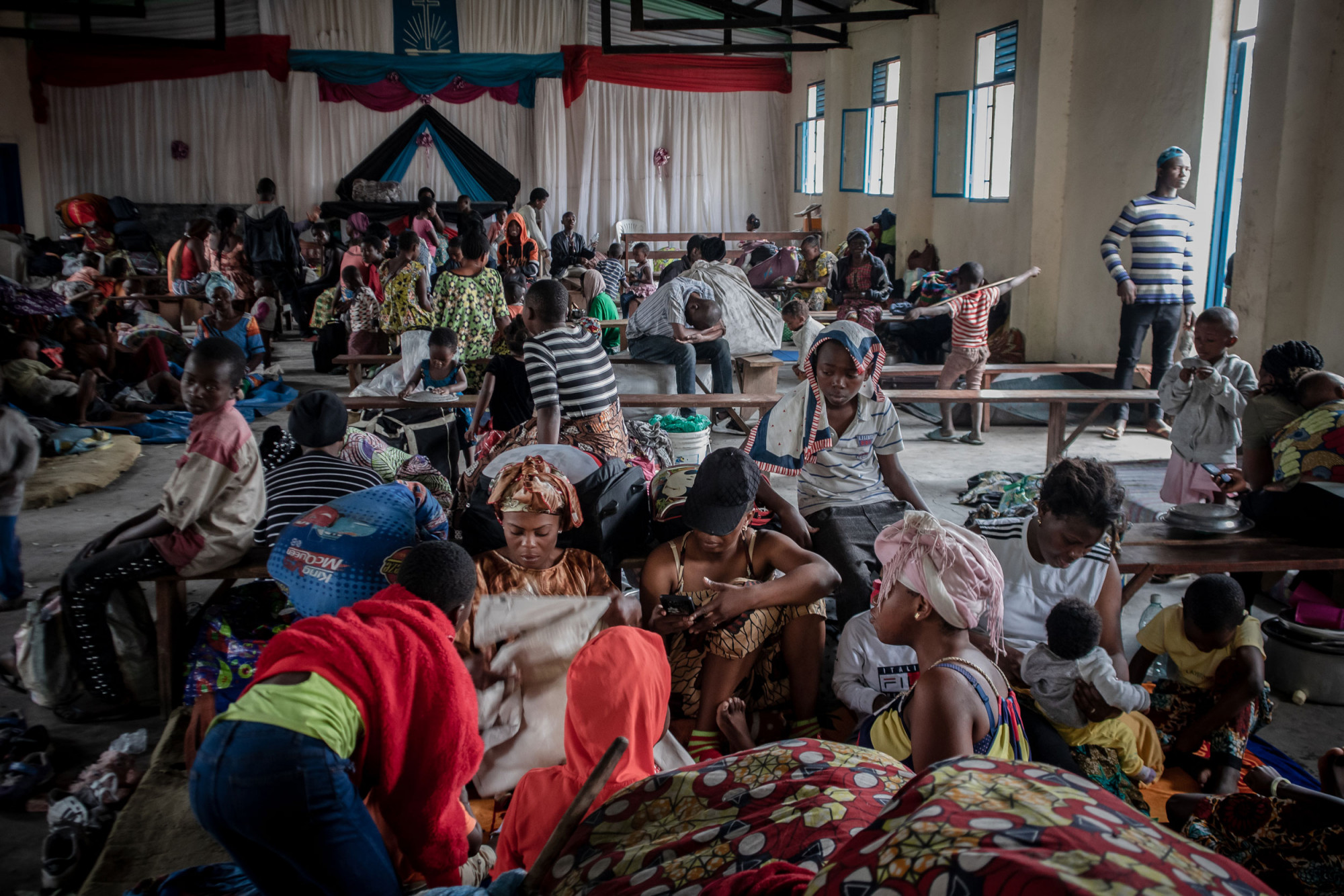Sake, Nord-Kivu, 2 juin 2021. Des gens ont trouvé refuge dans une église de cette petite ville après l’ordre d’évacuation touchant la plus grande partie de Goma. Des centaines de milliers de personnes ont été déplacées sans aucune aide ou presque. © Guerchom Ndebo pour la Fondation Carmignac 