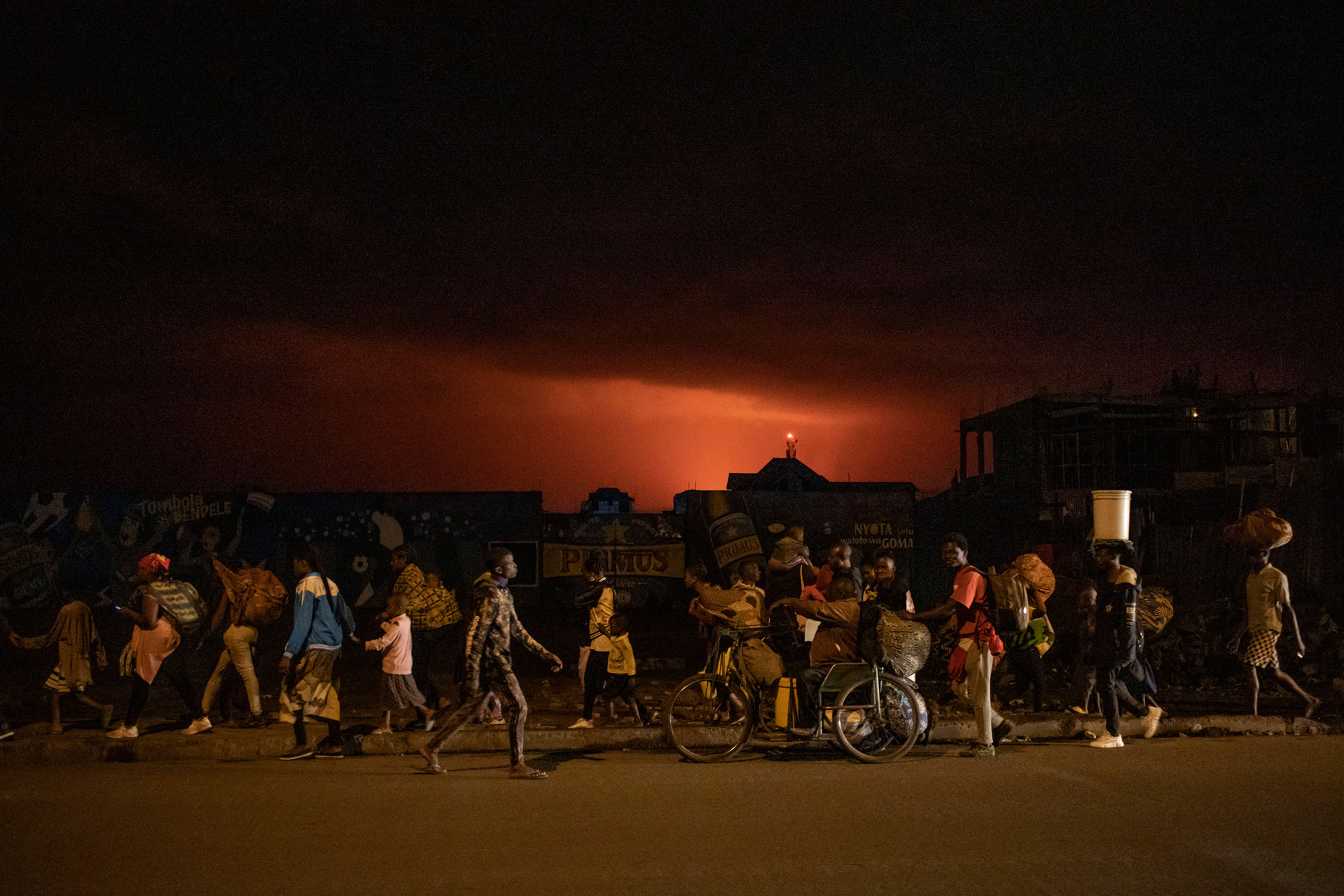 Goma, Nord-Kivu, 22 mai 2021. Dans la nuit, des habitants fuient l’éruption du Nyiragongo. © Finbarr O’Reilly pour la Fondation Carmignac 