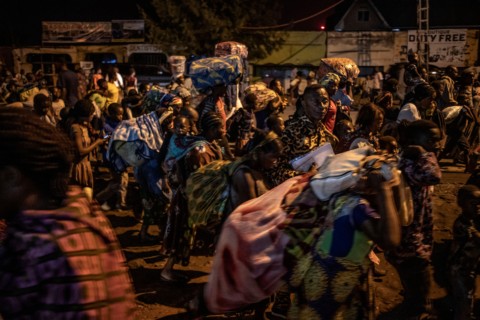 Goma, Nord-Kivu, 22 mai 2021. Dans la nuit, des habitants fuient l’éruption du Nyiragongo. © Finbarr O’Reilly pour la Fondation Carmignac 