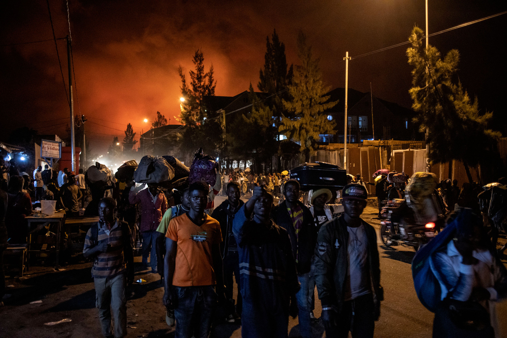 Goma, North Kivu, May 22 2021. At night, residents flee the eruption of Nyiragongo volcano. © Finbarr O’Reilly for Fondation Carmignac