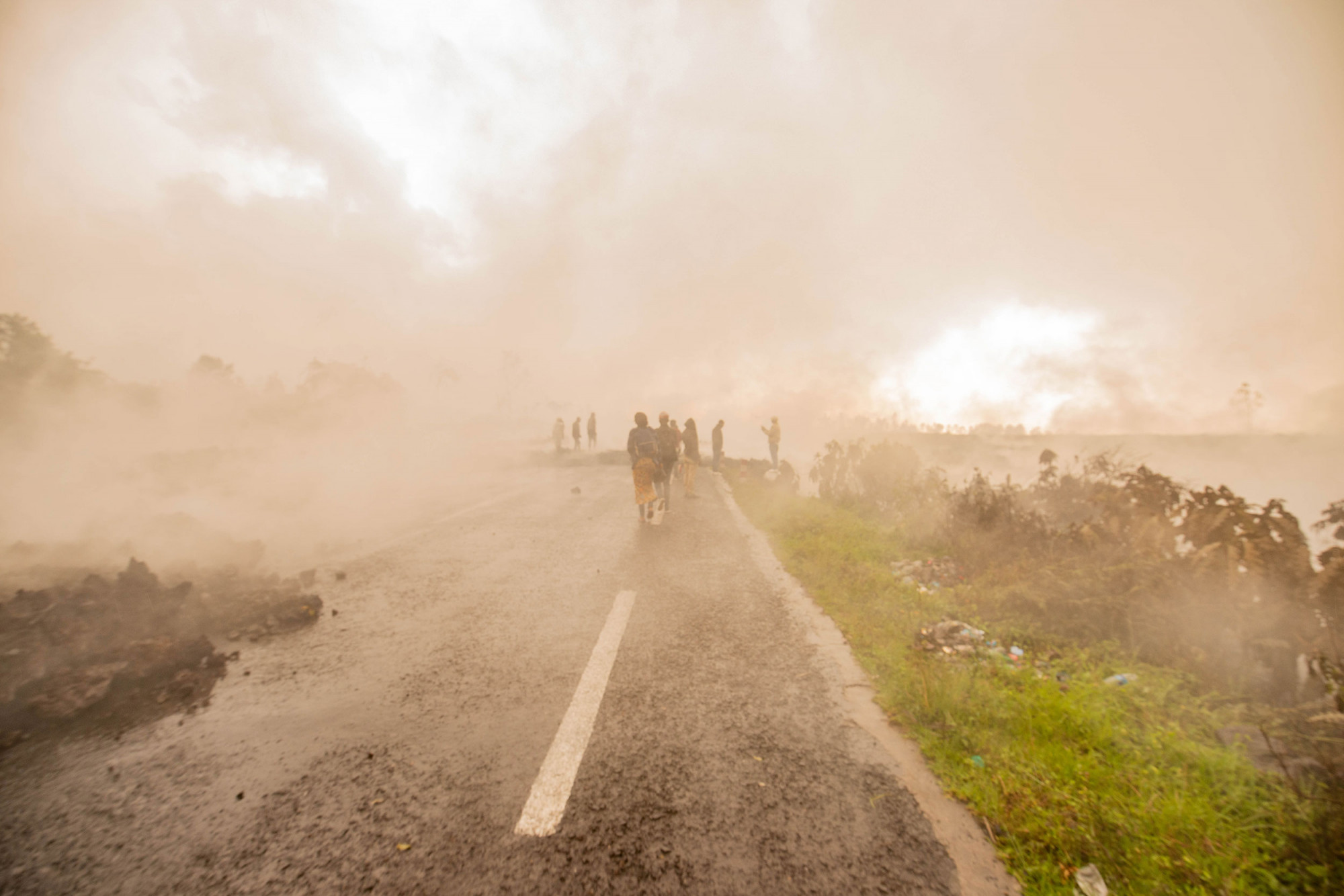 Goma, Nord-Kivu, 23 mai 2021. Moses Sawasawa, contributeur de Congo in Conversation, a aussi envoyé ses images à l’AFP, dont celle-ci qui montre la route principale au nord de Goma, enfouie par endroits sous la coulée de lave 