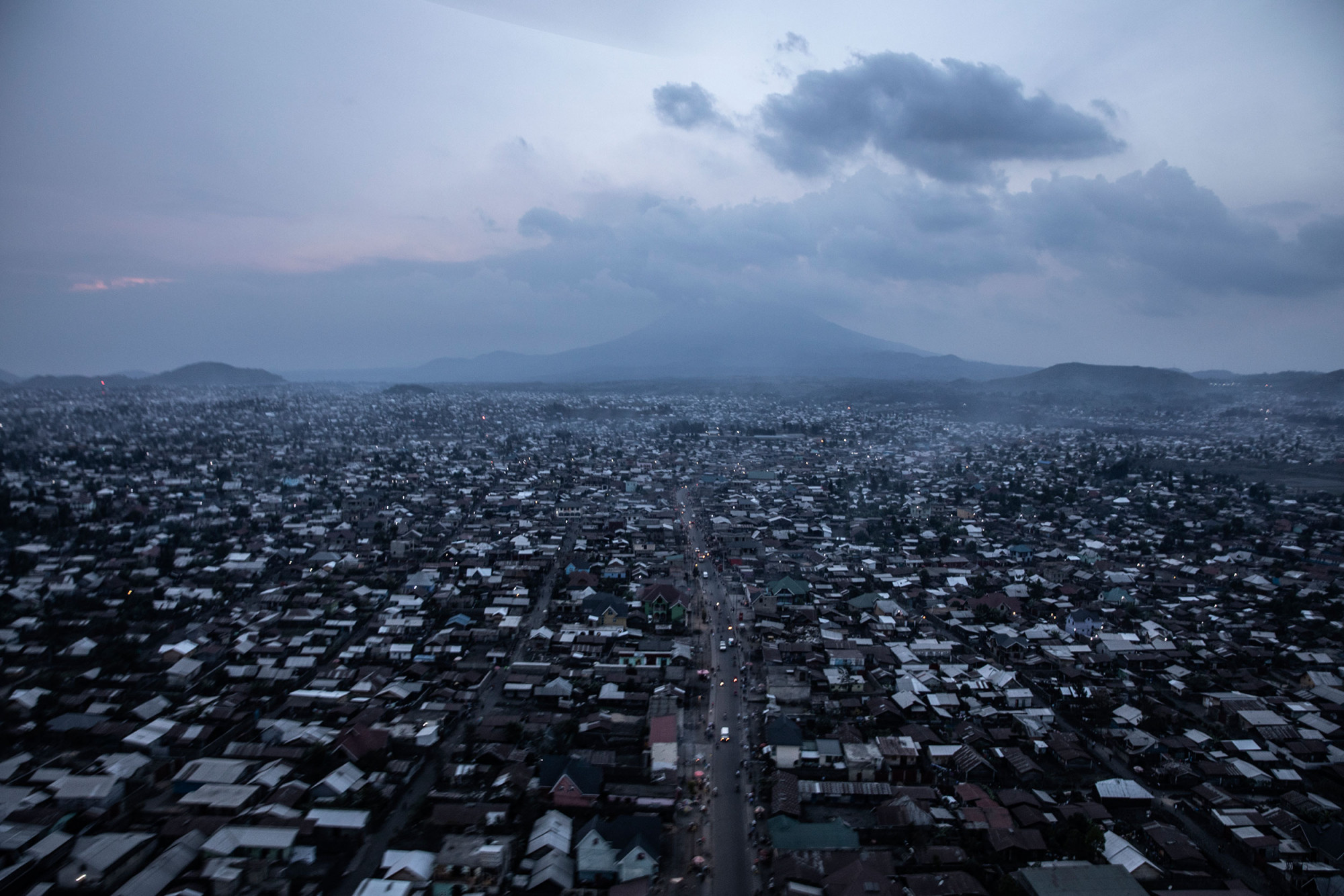 Goma, Nord-Kivu, 30 mai 2021. Huit jours après son éruption, le Nyiragongo dresse sa silhouette menaçante au-dessus de la ville de 700 000 habitants. © Finbarr O’Reilly pour la Fondation Carmignac