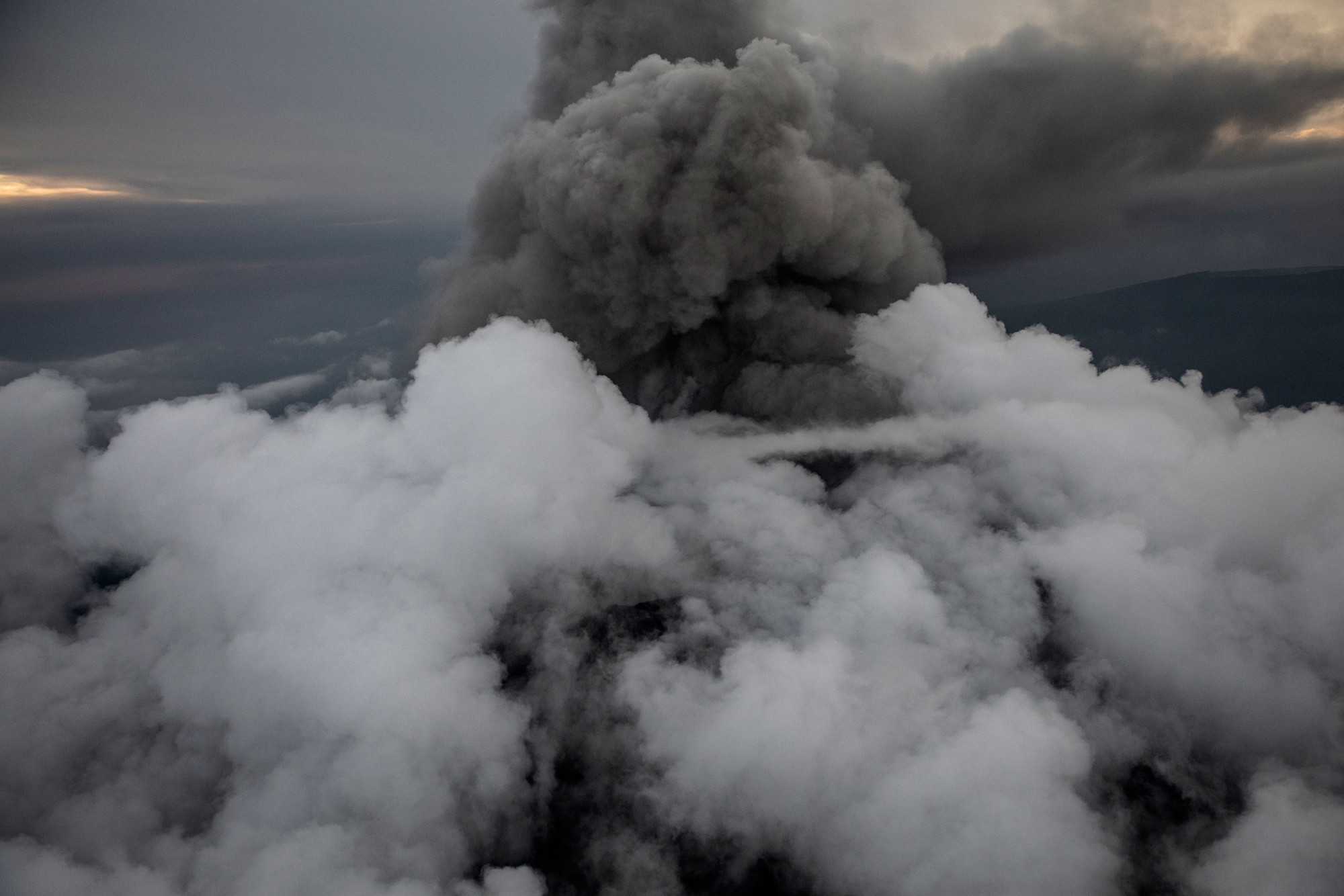 Volcan Nyamulagira, Nord-Kivu, 30 mai 2021. Fumées, vapeurs nocives et poussières d’un éboulement s’échappent du volcan voisin du Nyiragongo, qui a fait éruption huit jours plus tôt, entraînant l’évacuation de la plupart des habitants de Goma et faisant 32 morts et 20 000 sans-abris. © Finbarr O’Reilly pour la Fondation Carmignac