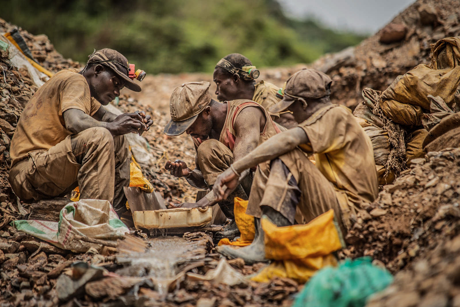 Province du Sud-Kivu, mars 2021. Des artisans orpailleurs cherchent l’or à la batée à Kamituga. © Moses Sawasawa pour la Fondation Carmignac