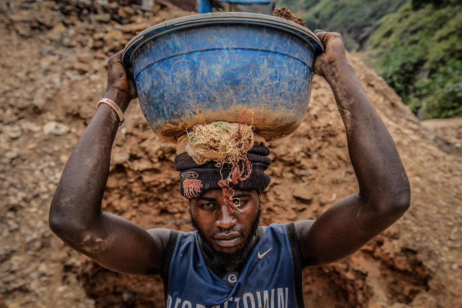 Province du Sud-Kivu, mars 2021. Des artisans orpailleurs cherchent l’or à la batée à Kamituga. © Moses Sawasawa pour la Fondation Carmignac