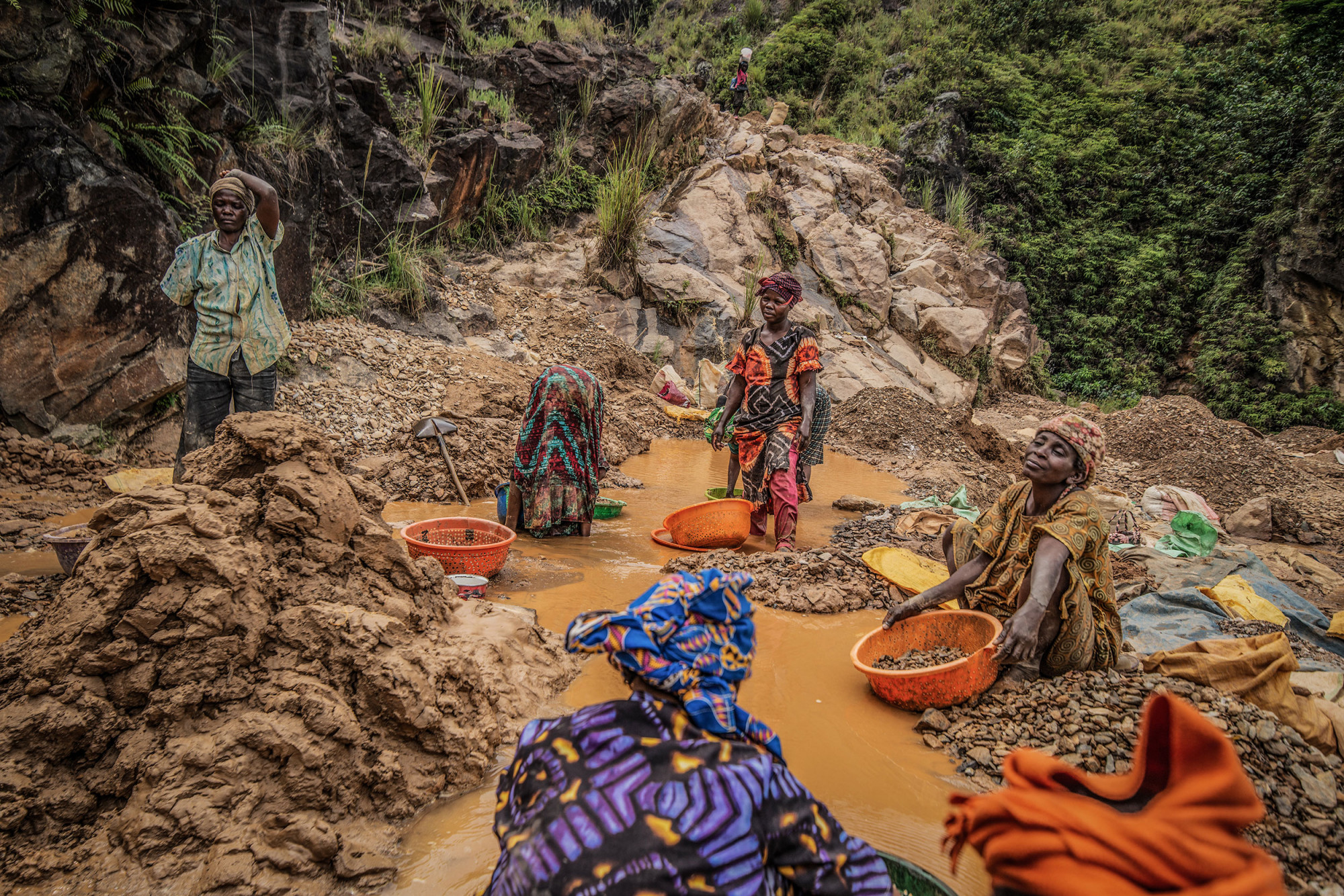 South Kivu Province, March 2021. Women and children pan for gold at a mine called D3 in Kamituga. © Moses Sawasawa for Fondation Carmignac