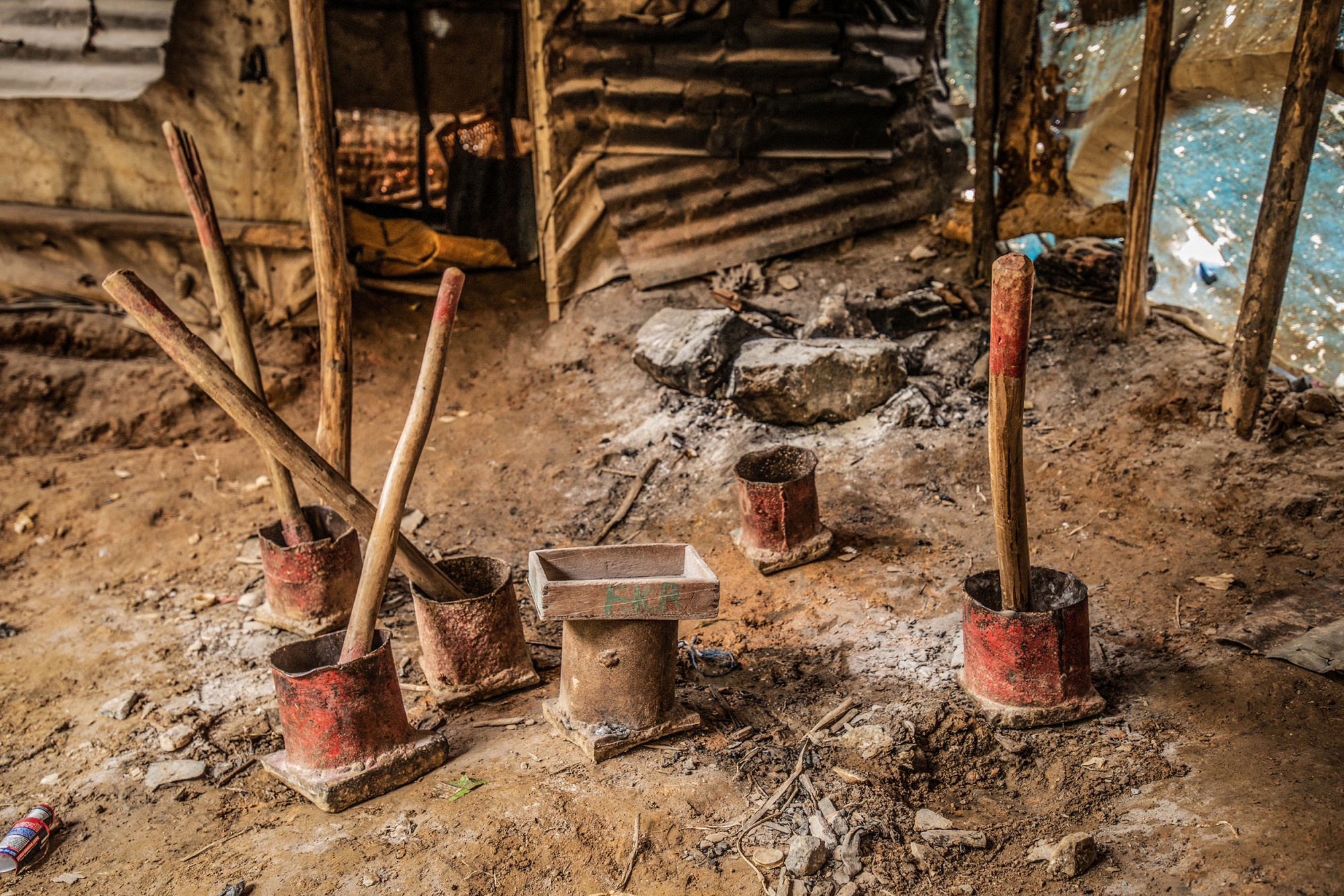 Province du Sud-Kivu, mars 2021. Les outils artisanaux d’une mine de Kamituga. © Moses Sawasawa pour la Fondation Carmignac