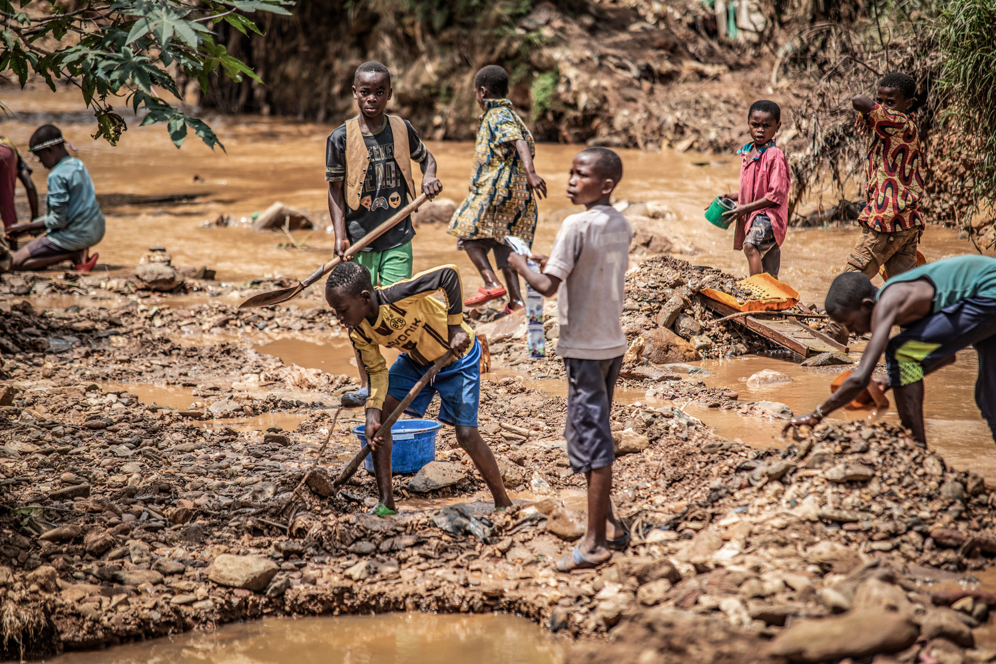 Province du Sud-Kivu, mars 2021. Des femmes et des enfants cherchent l’or à la batée dans la mine D3 à Kamituga. © Moses Sawasawa pour la Fondation Carmignac