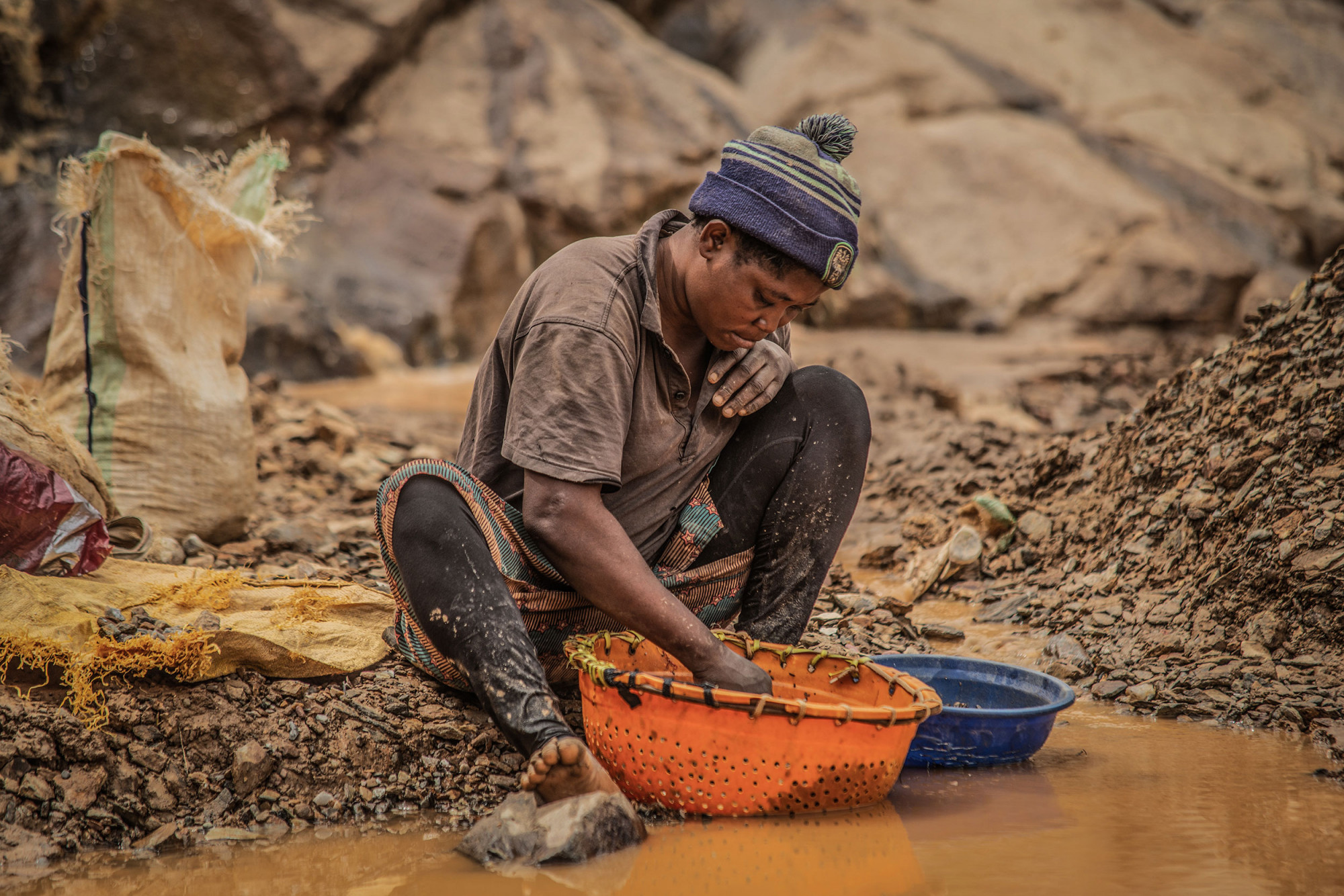 Province du Sud-Kivu, mars 2021. Un enfant au travail dans une mine d’or artisanale de Kamituga. © Moses Sawasawa pour la Fondation Carmignac