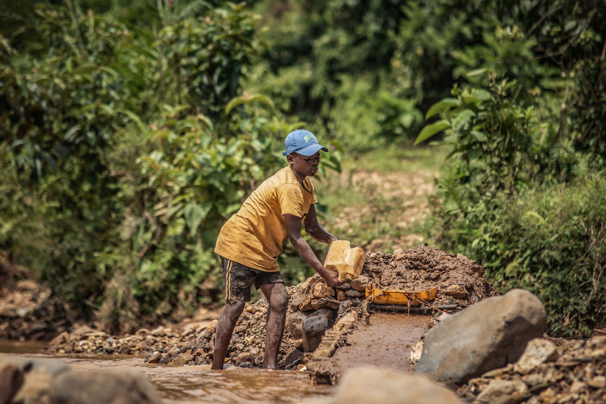 Province du Sud-Kivu, mars 2021. Un enfant au travail dans une mine d’or artisanale de Kamituga. © Moses Sawasawa pour la Fondation Carmignac