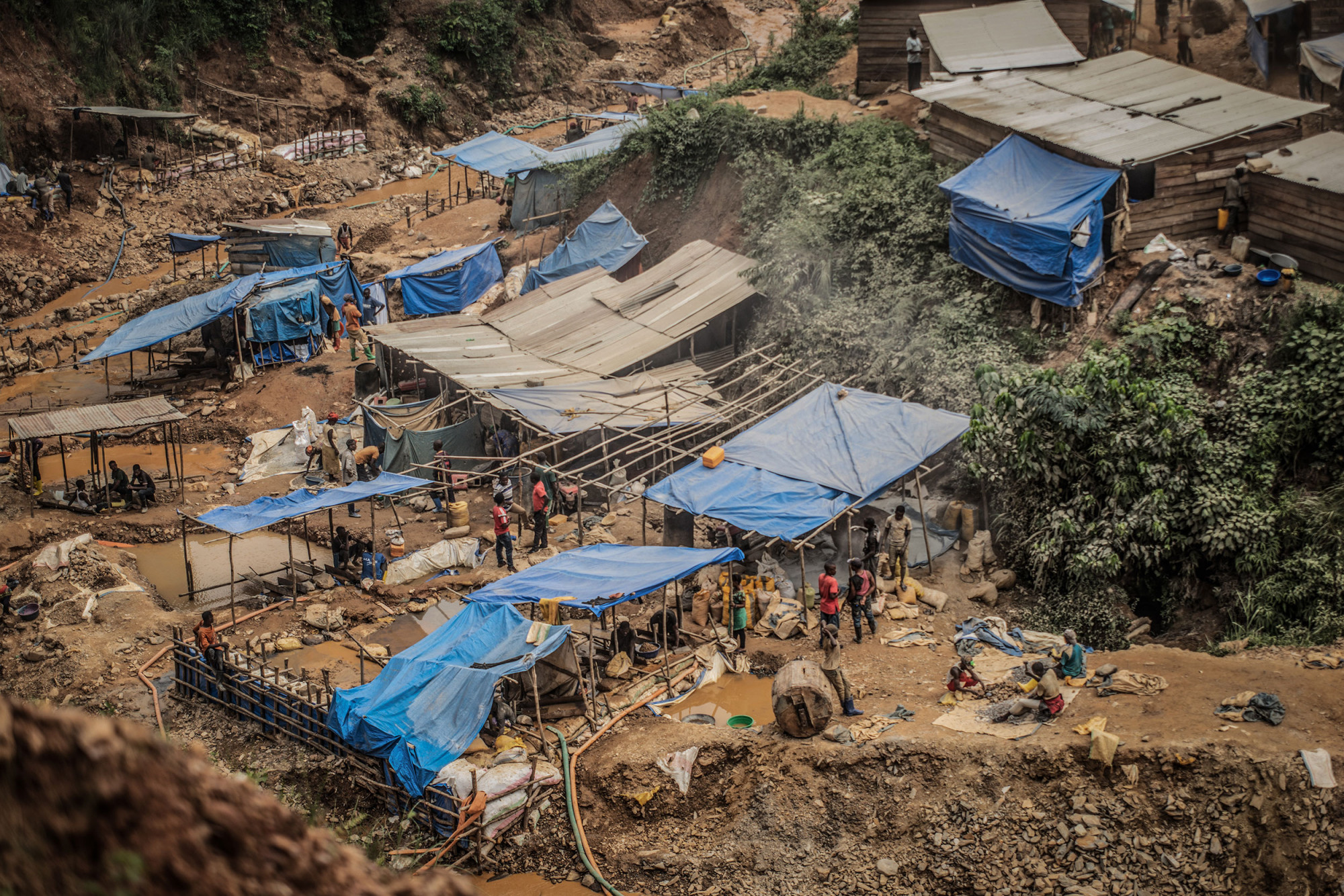 Province du Sud-Kivu, mars 2021. Vue générale de mines et de cabanes d’orpailleurs à Kamituga. © Moses Sawasawa pour la Fondation Carmignac 
