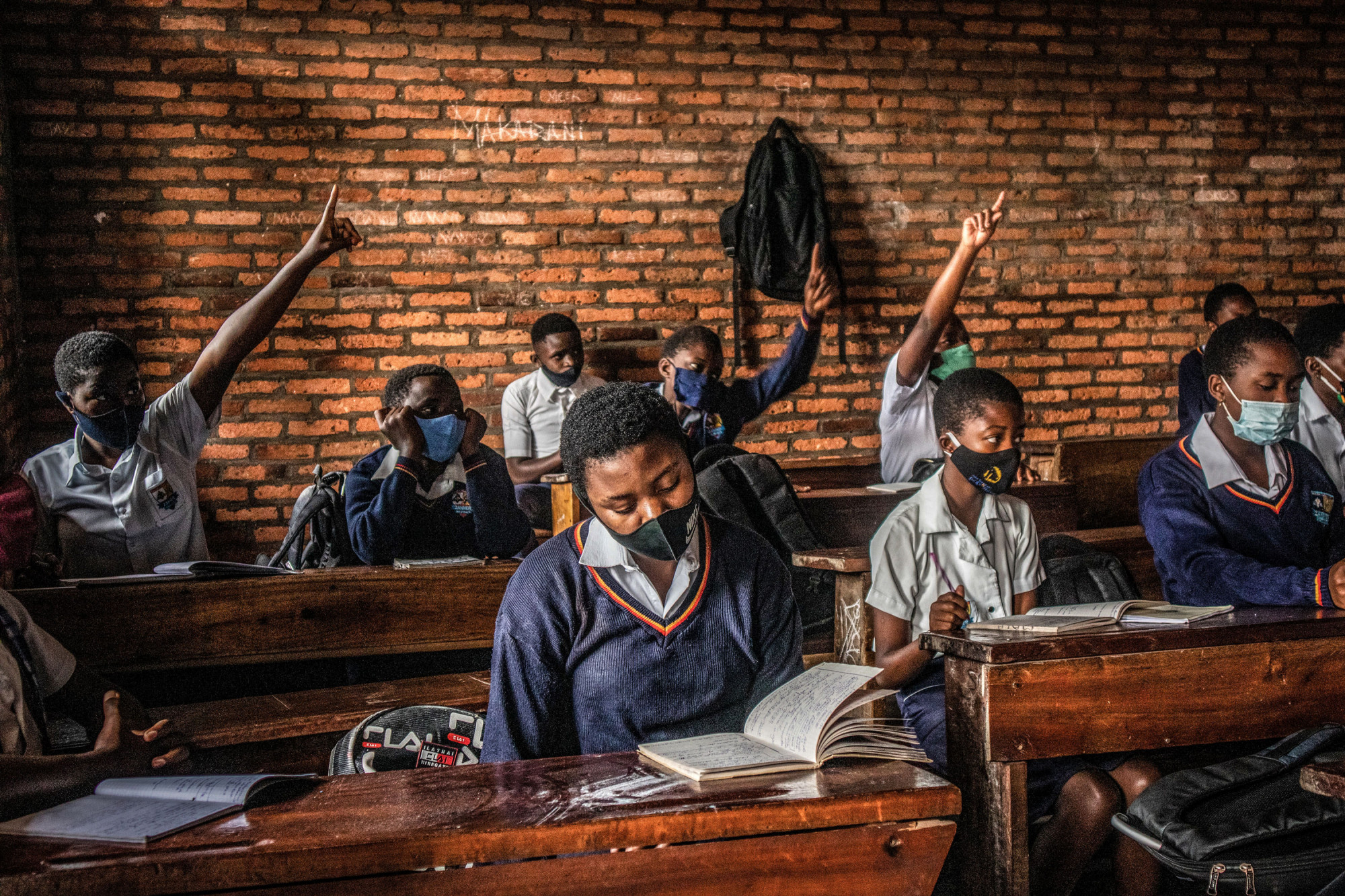 Goma, RDC, février 2021. Des étudiants dans une classe de l’Institut Mwanga, collège catholique du chef-lieu du Nord-Kivu. © Moses Sawasawa pour la Fondation Carmignac