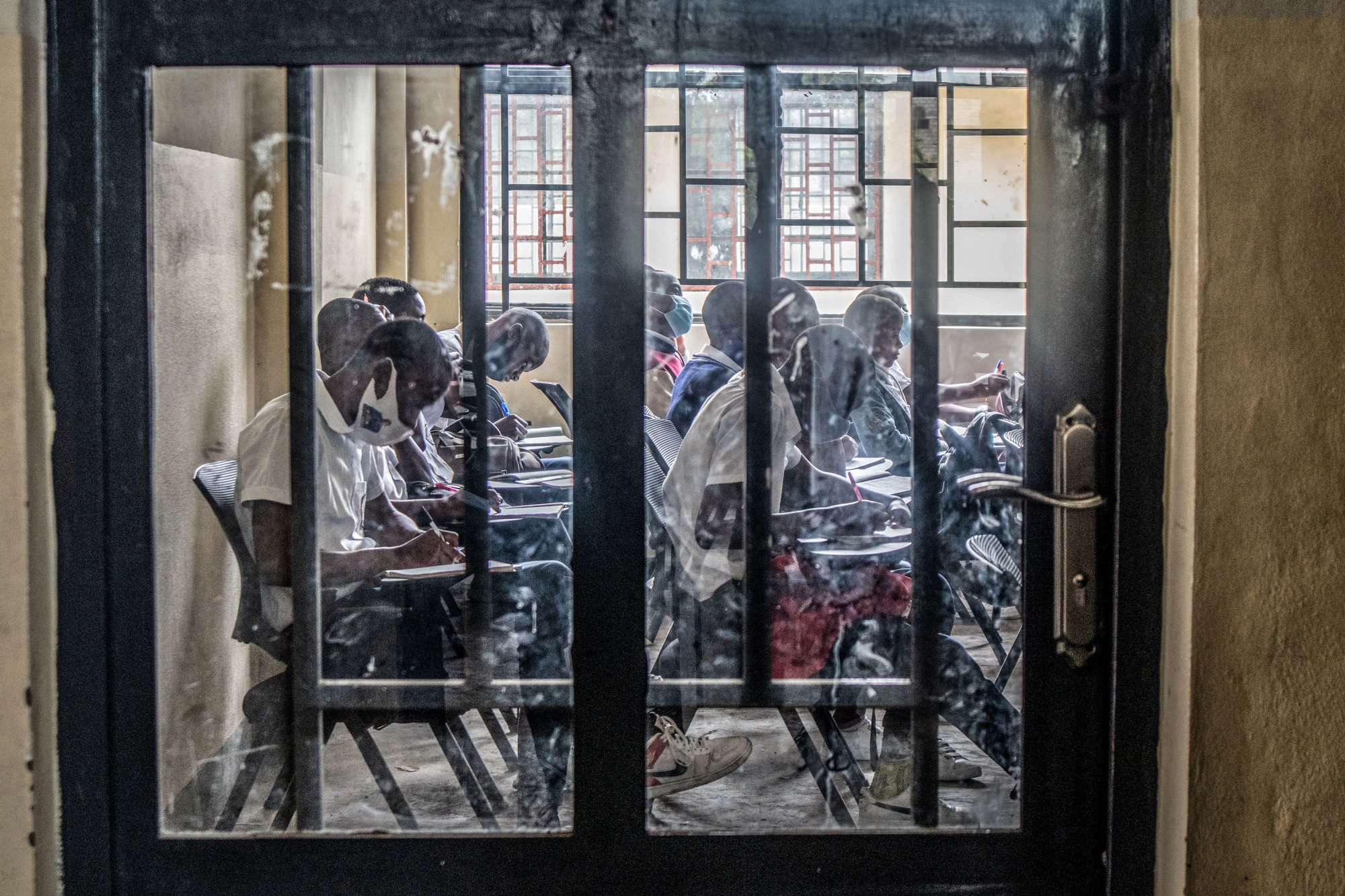 Goma, RDC, février 2021. Des étudiants dans une classe de l’Institut Mwanga, collège catholique du chef-lieu du Nord-Kivu. © Moses Sawasawa pour la Fondation Carmignac