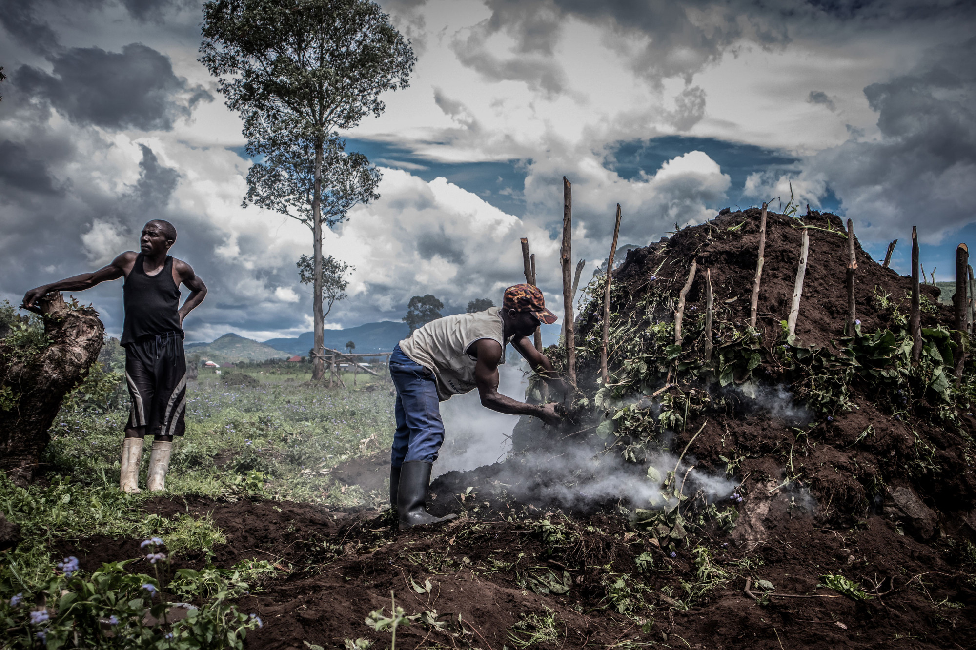 Parc national des Virunga, RDC, novembre 2020 Des villageois allument un four pour produire du charbon de bois. © Guerchom Ndebo pour la Fondation Carmigna